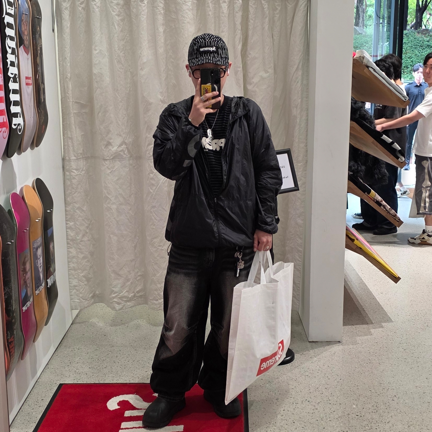 Supreme x Y's by Yohji Yamamoto Star T-Shirt Black - 25FW, Supreme x Hoto Camp Light Red - 25FW (Korean Ver.) 착용 스타일 - 2