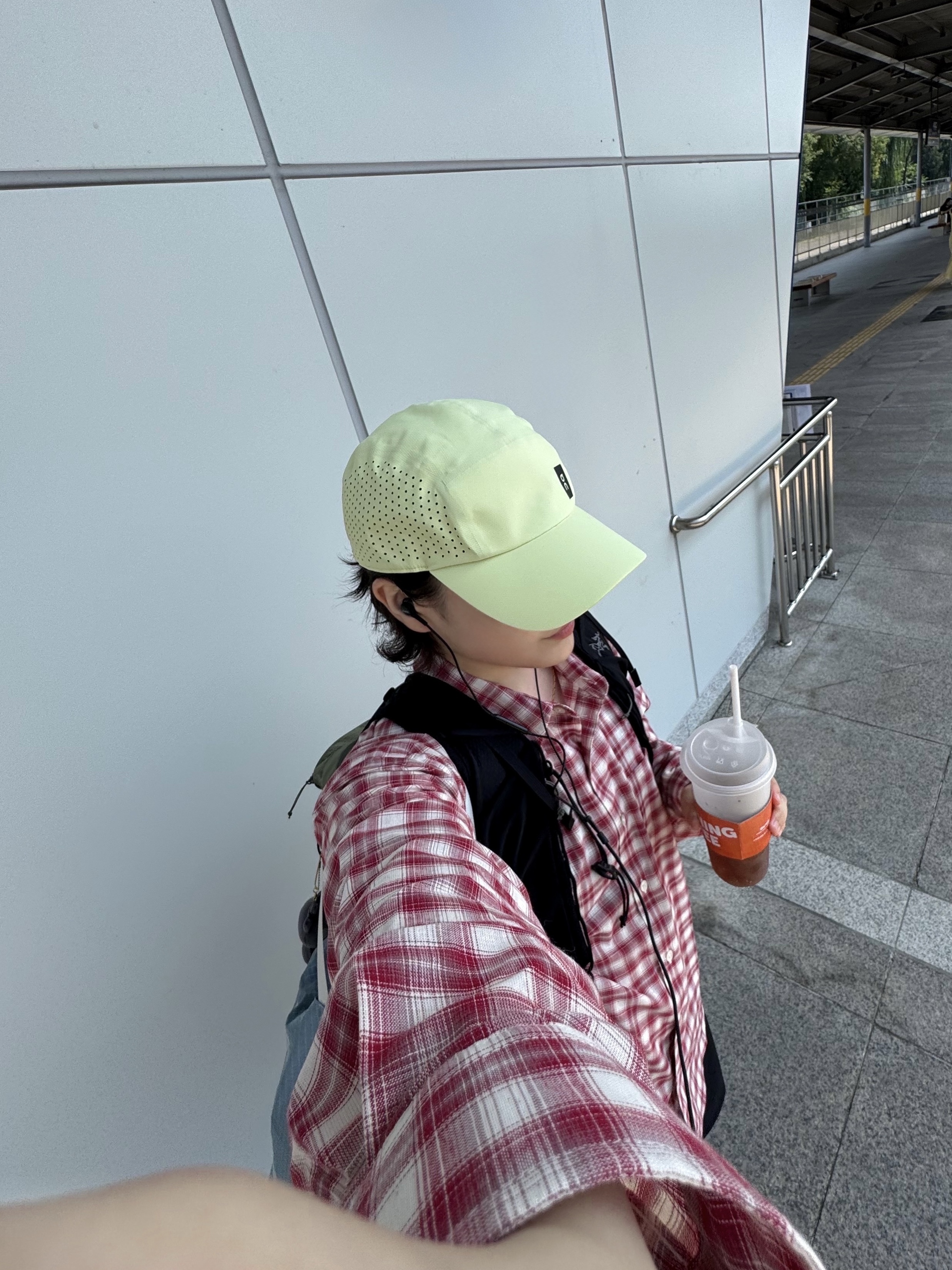 On Running Lightweight Cap Hay, Arc'teryx Aerios 18 Backpack Chloris Forage 착용 스타일