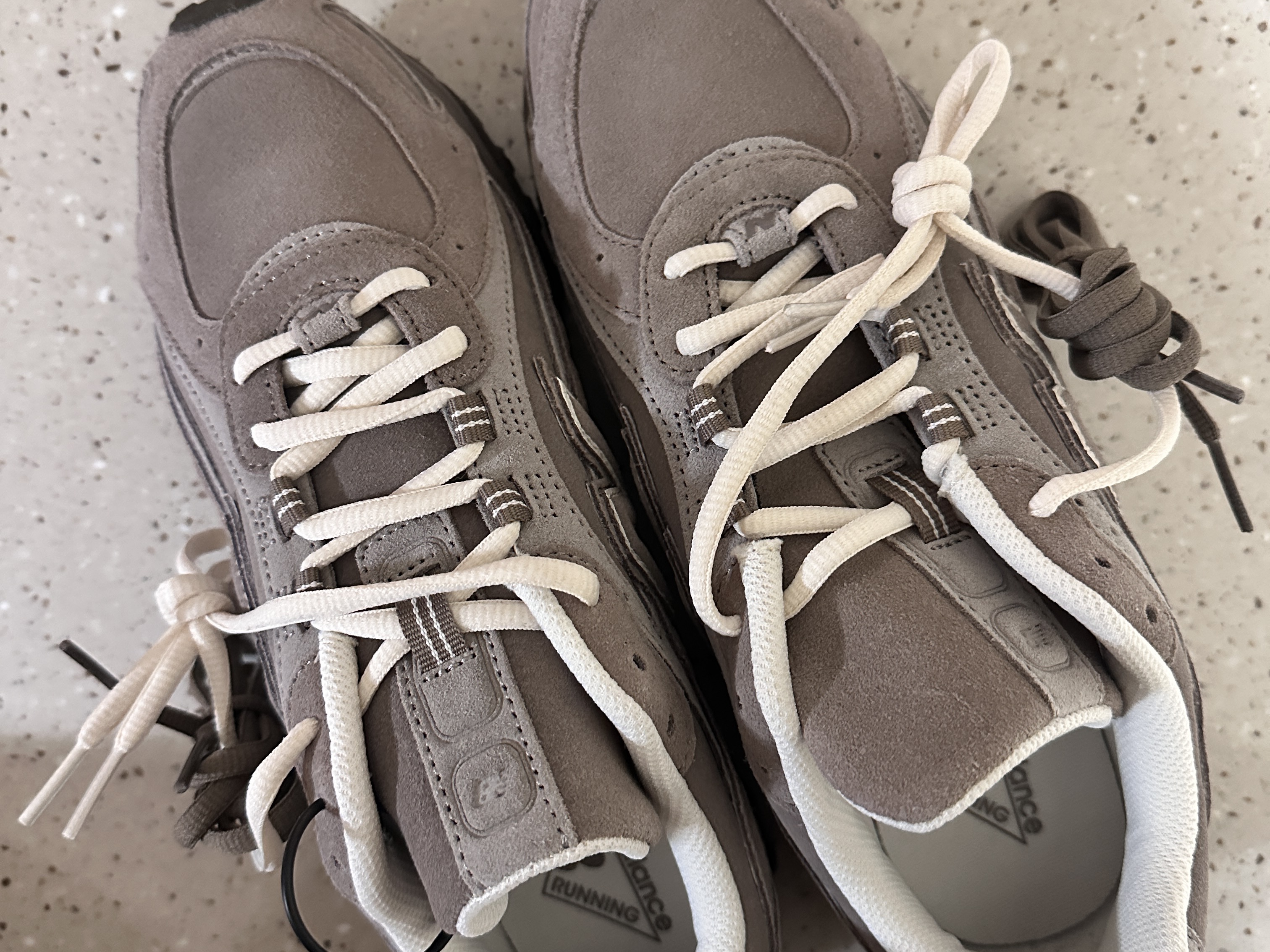 New Balance 204L Suede Mushroom Arid Stone 착용 스타일 - 1