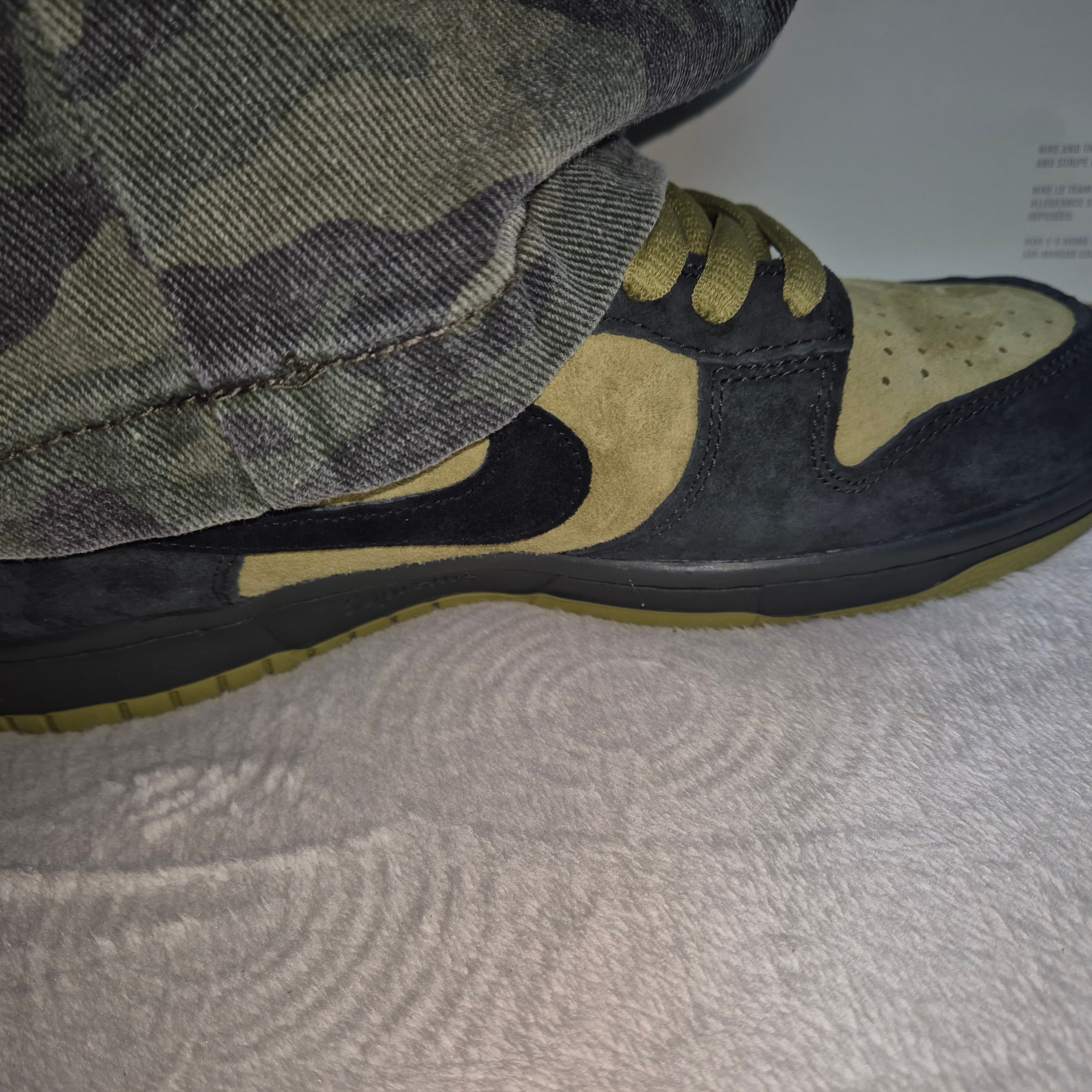 Nike x Supreme SB Dunk Low Camper Green 착용 스타일 - 1