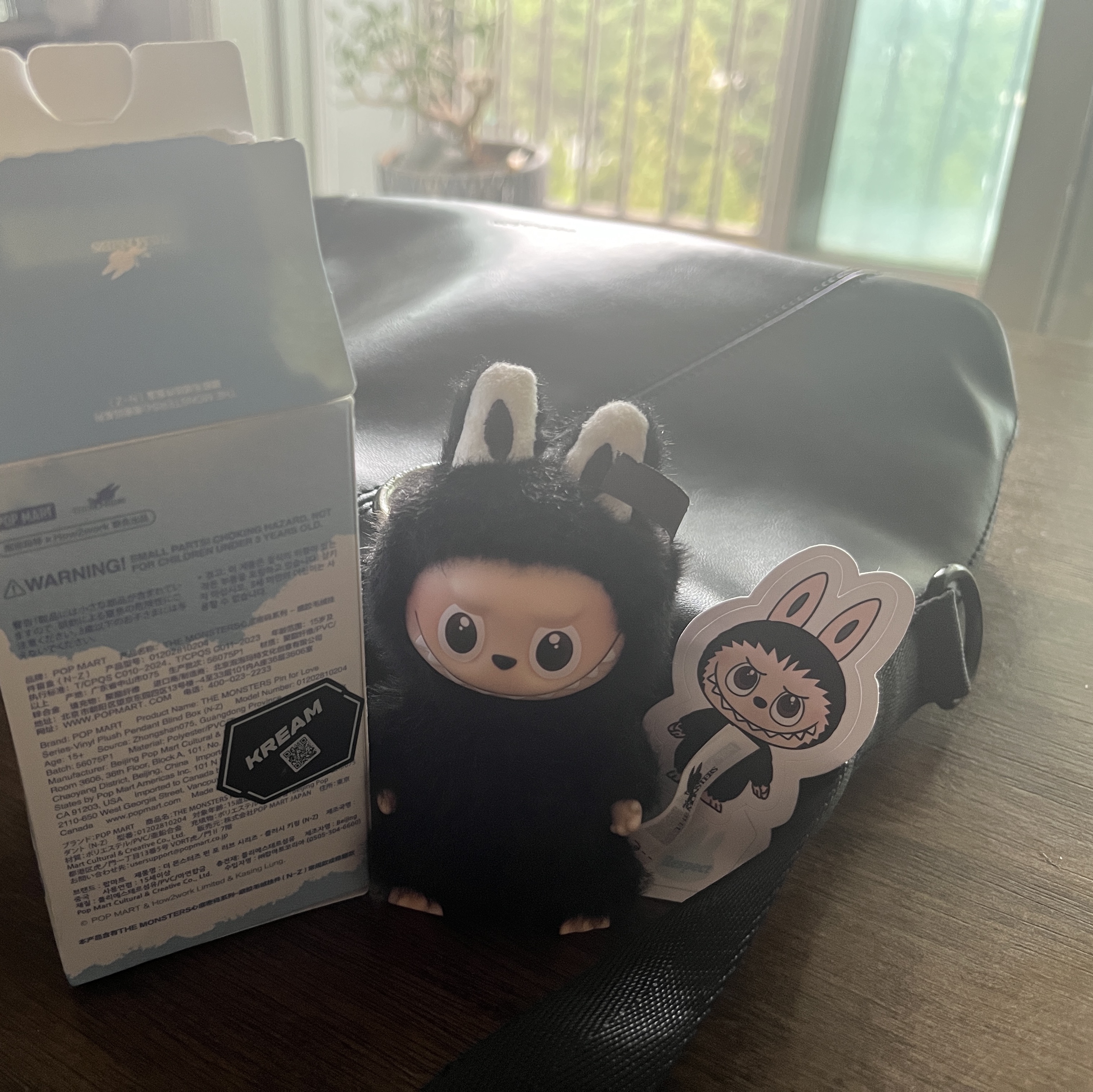 Pop Mart Labubu The Monsters Pin For Love Series Vinyl Plush Pendant Sealed Case (N-Z) (1 Blind Box) 착용 스타일