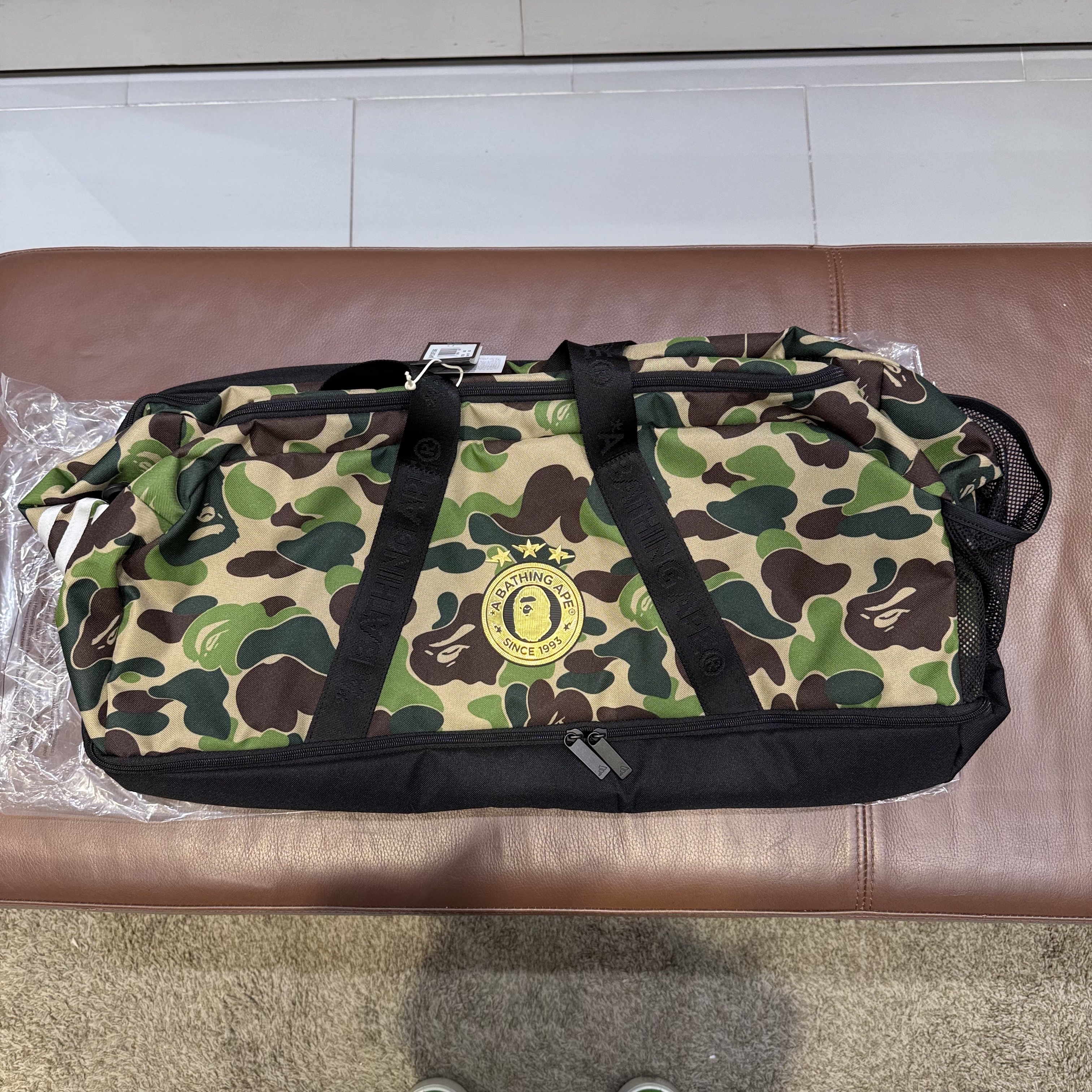 Adidas x BAPE Duffle Bag Crew Green 착용 스타일 - 3
