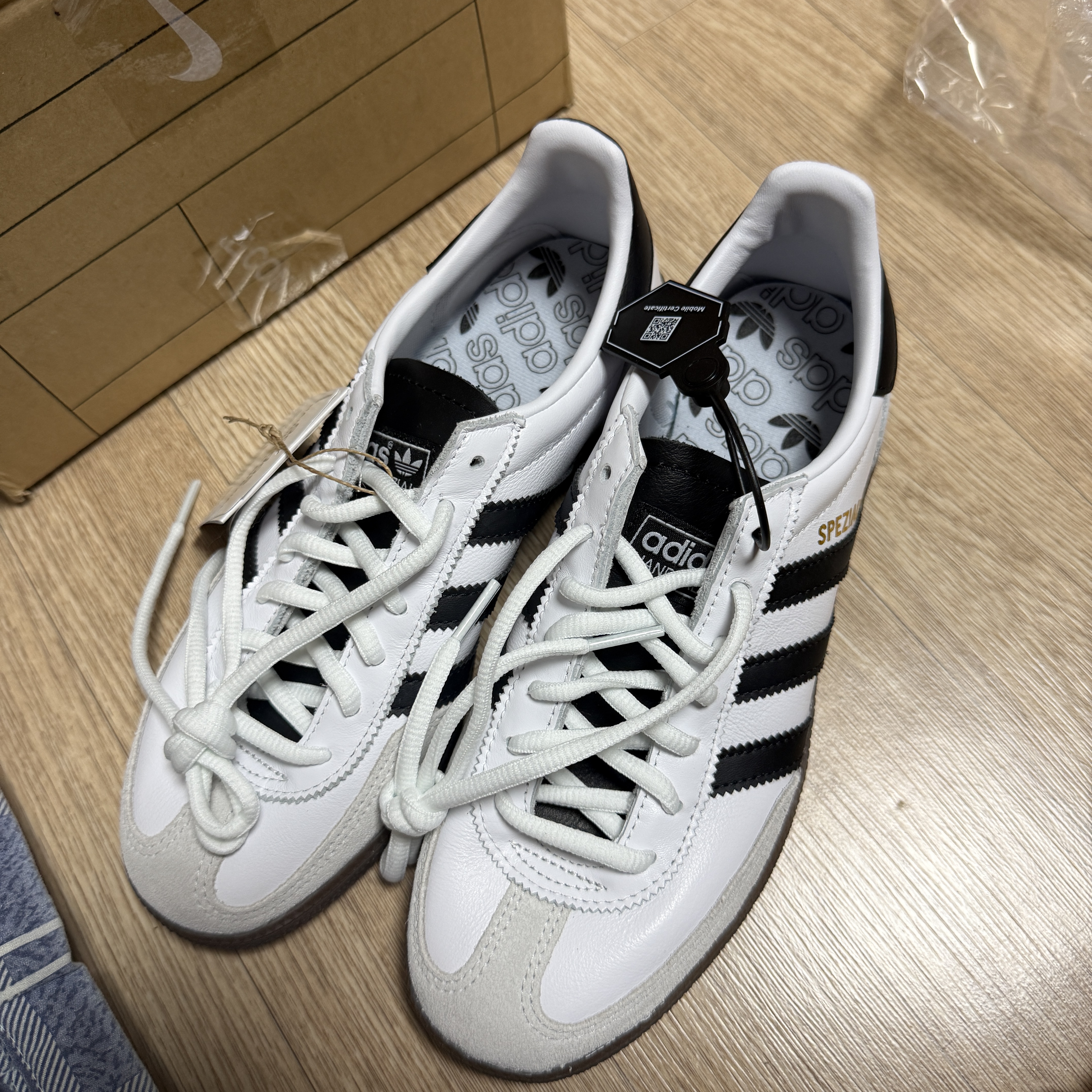 Adidas Spezial Handball White Core Black 착용 스타일