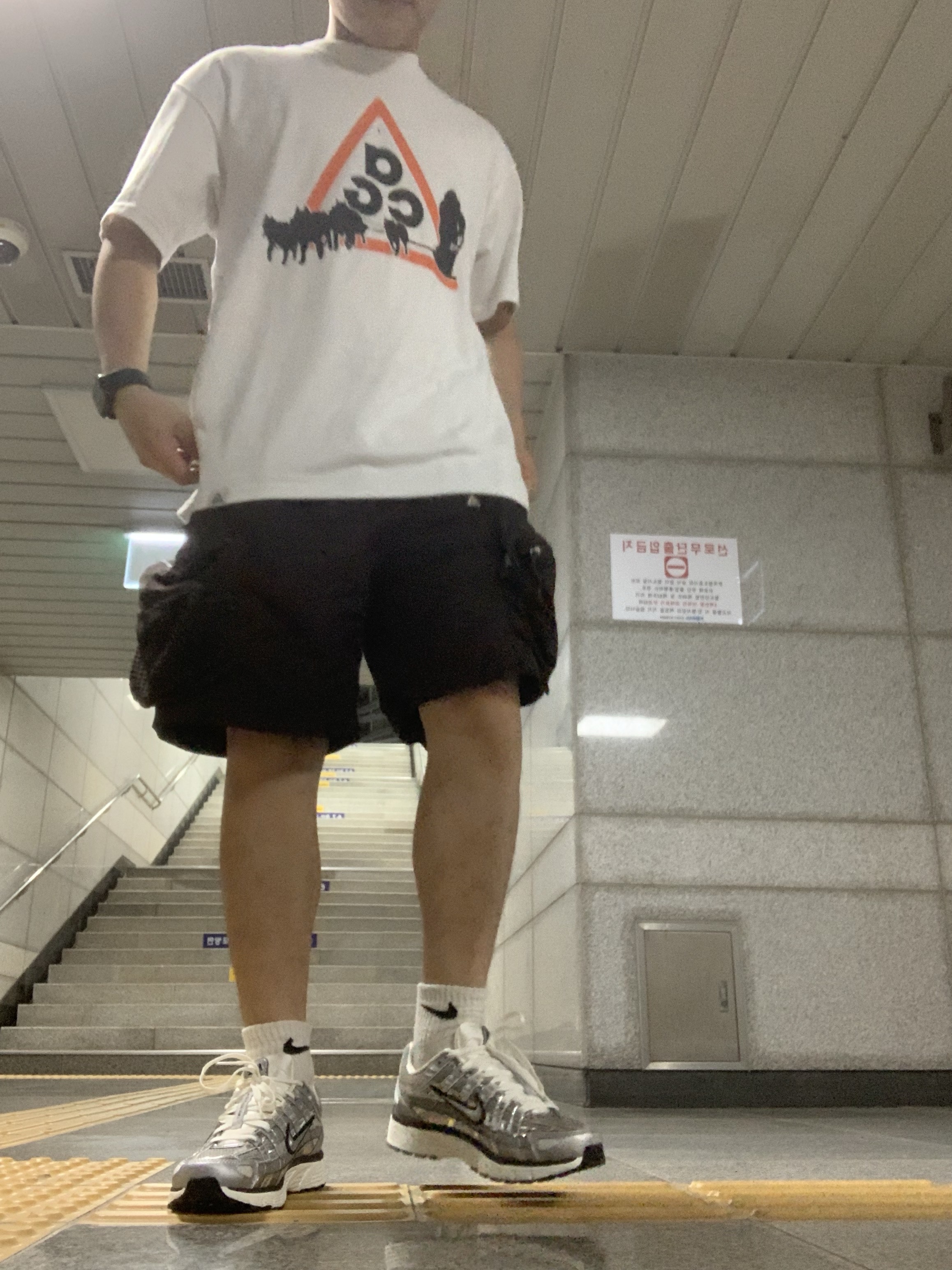 Nike P-6000 Metallic Silver 착용 스타일
