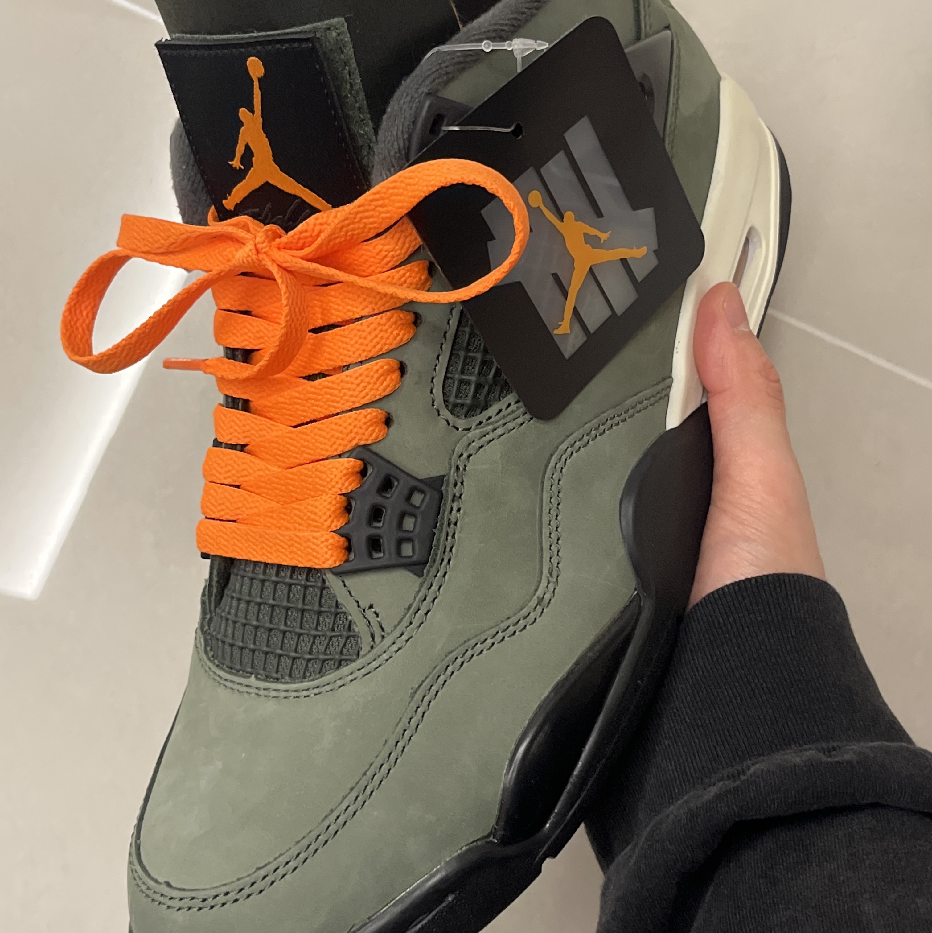 Jordan 4 x Undefeated Retro OG SP Deep Green and Clementine 착용 스타일 - 2