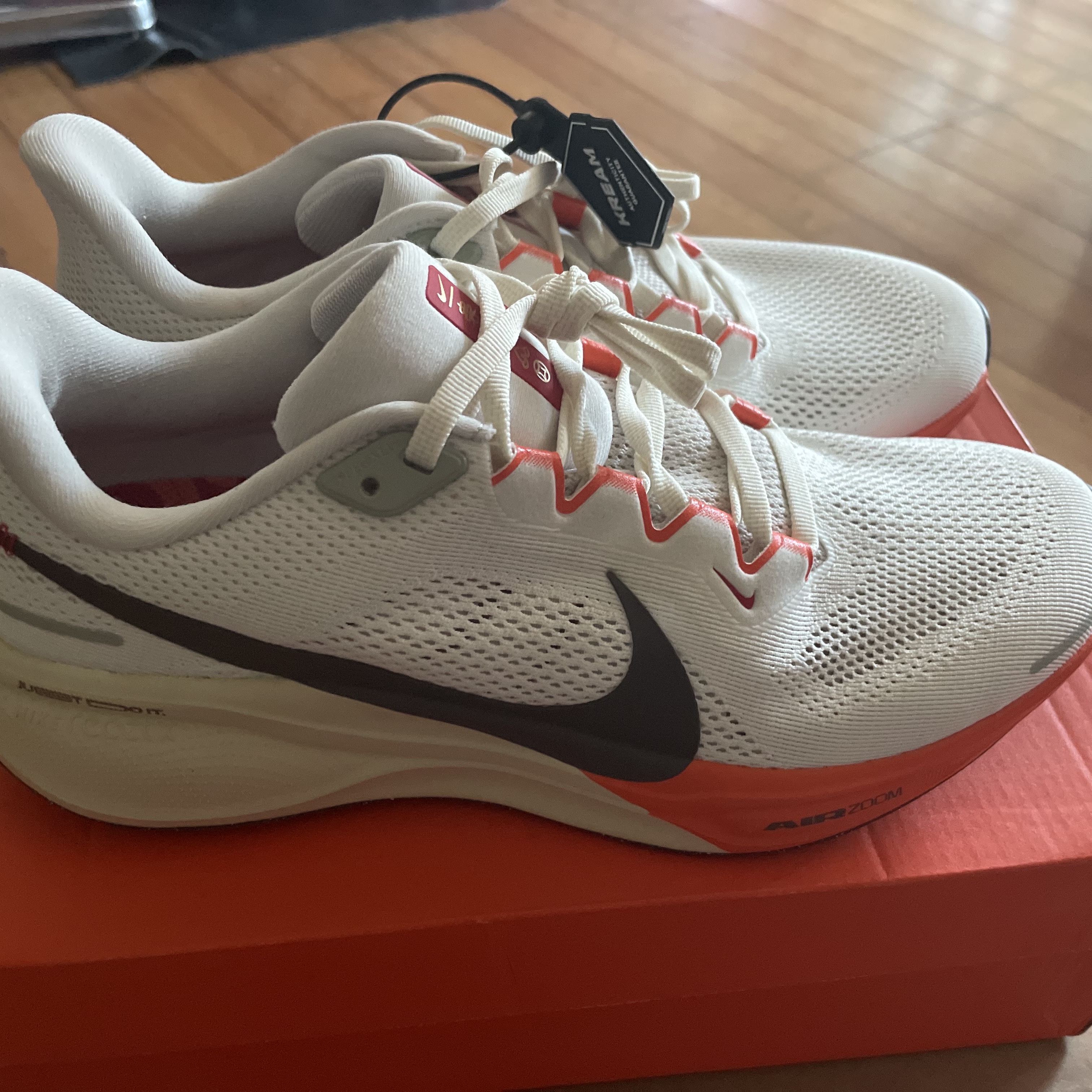 Nike Air Zoom Pegasus 41 Sail Light Khaki 착용 스타일