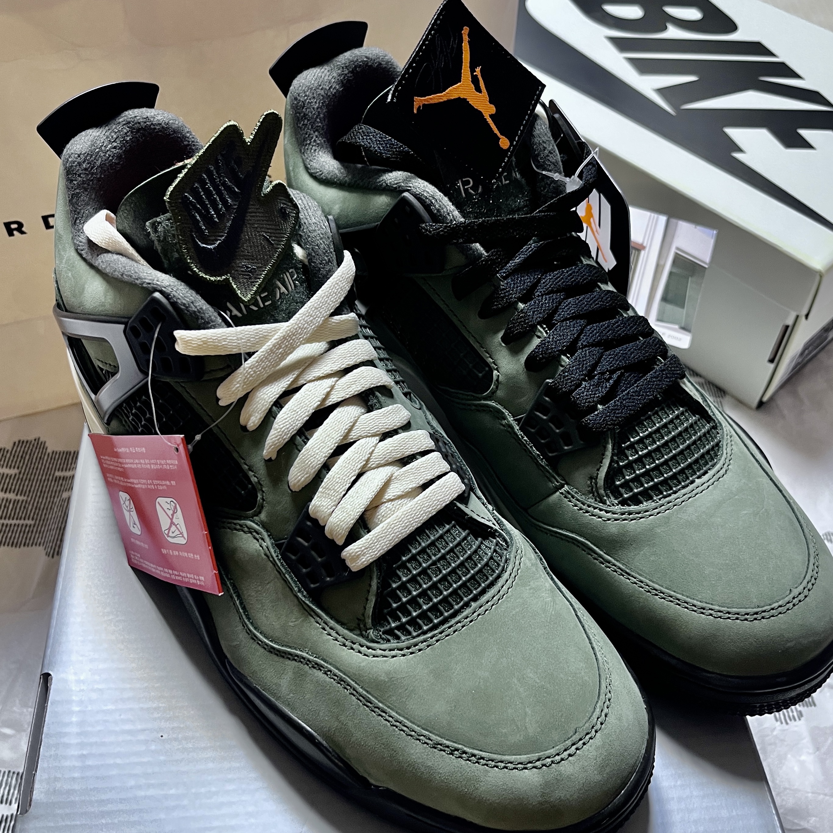 Jordan 4 x Undefeated Retro OG SP Deep Green and Clementine, Jordan 1 x Nigel Sylvester Retro Low OG Better With Time 착용 스타일 - 2