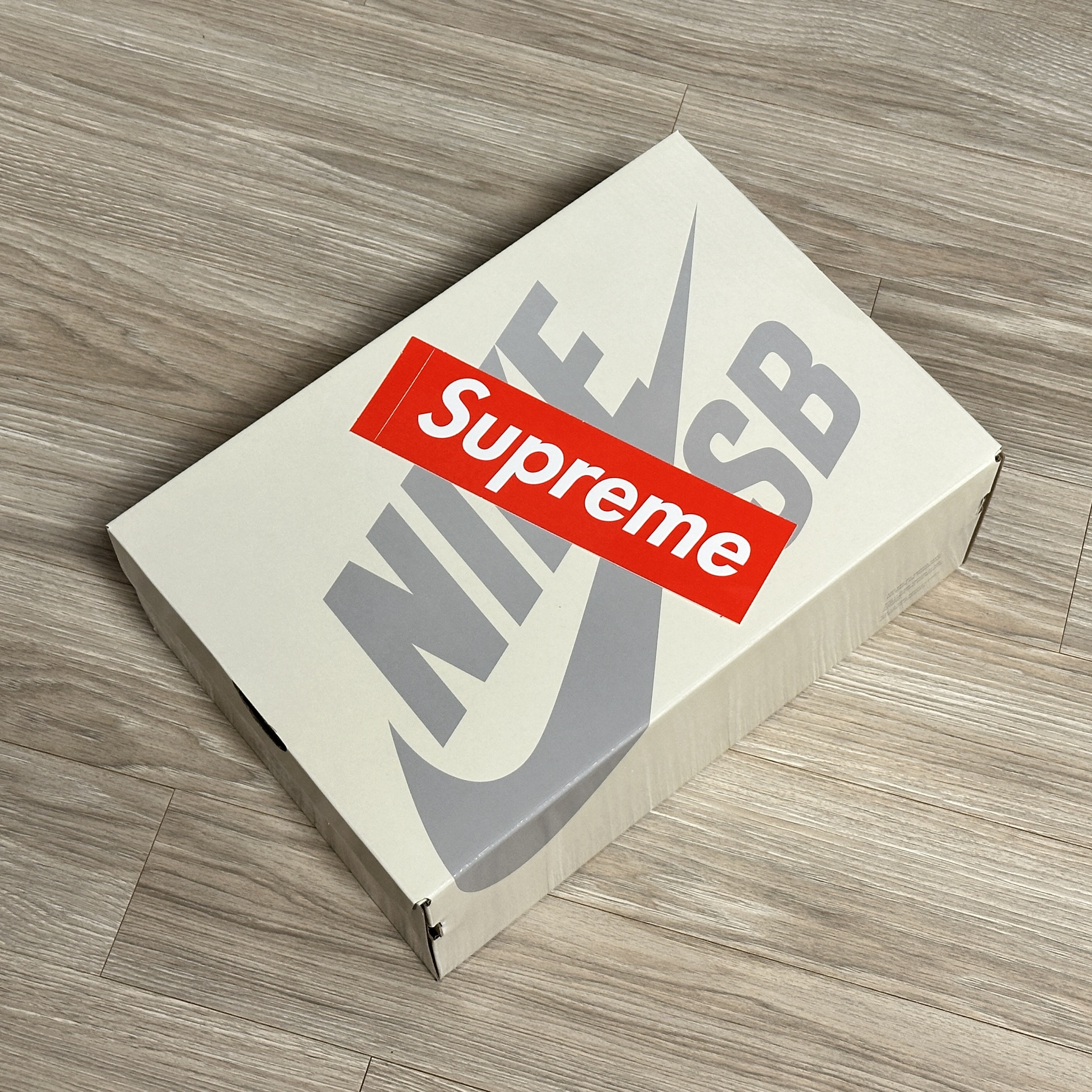 Nike x Supreme SB Dunk Low Black 착용 스타일 - 2