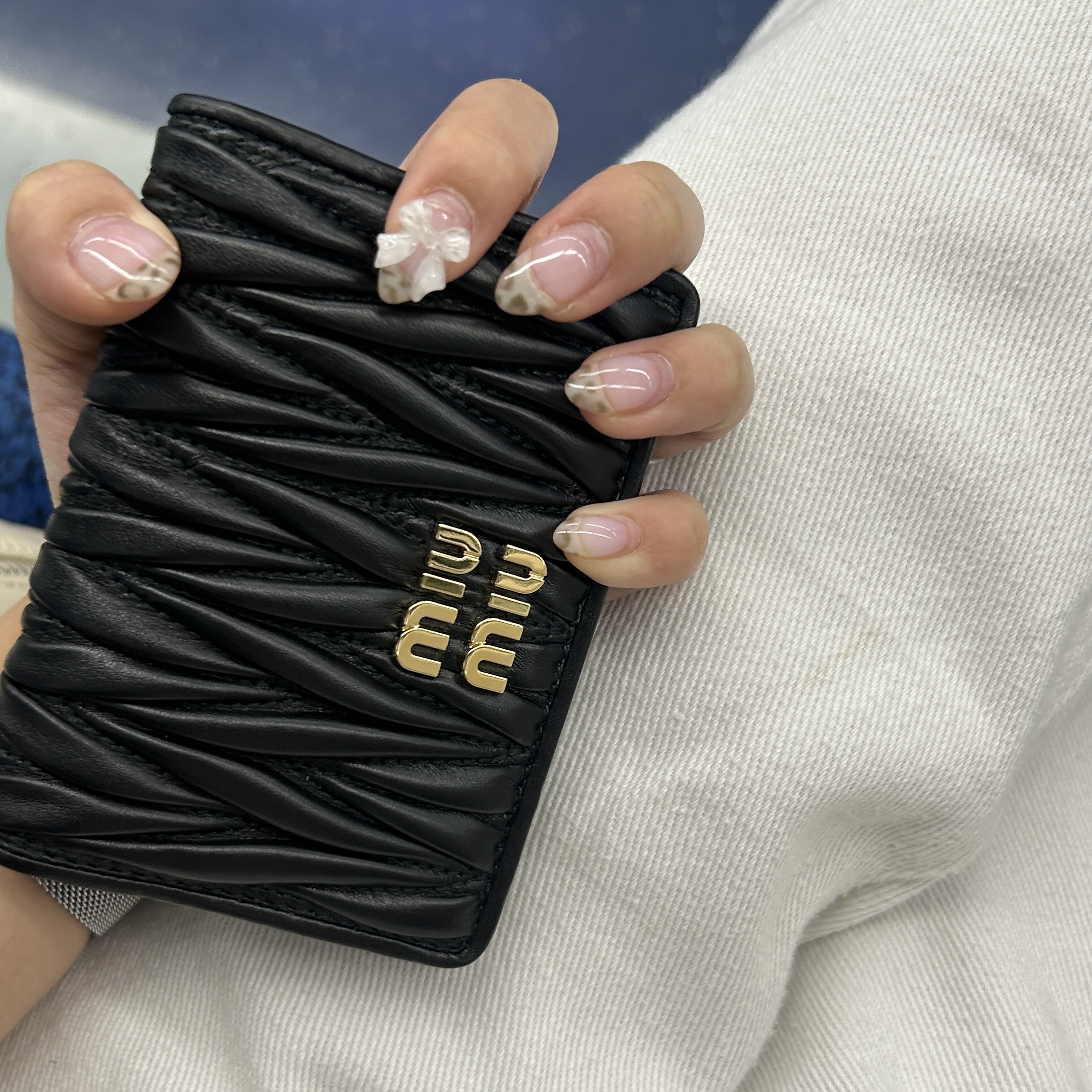 Miu Miu Matelasse Nappa Leather Card Holder Black 착용 스타일
