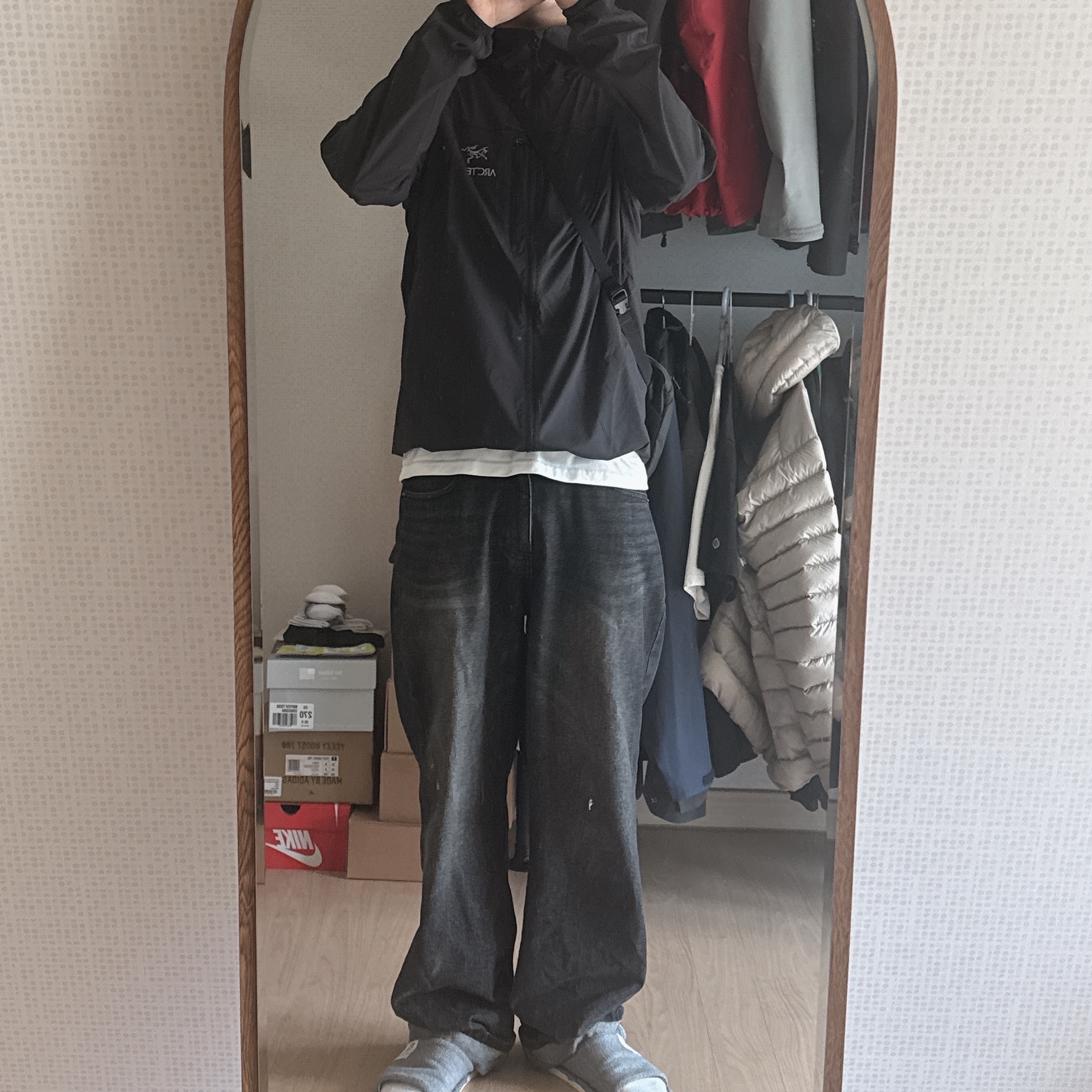 Arc'teryx Squamish Hoody Black, Arc'teryx Mantis 2 Waistpack 24K Black 착용 스타일