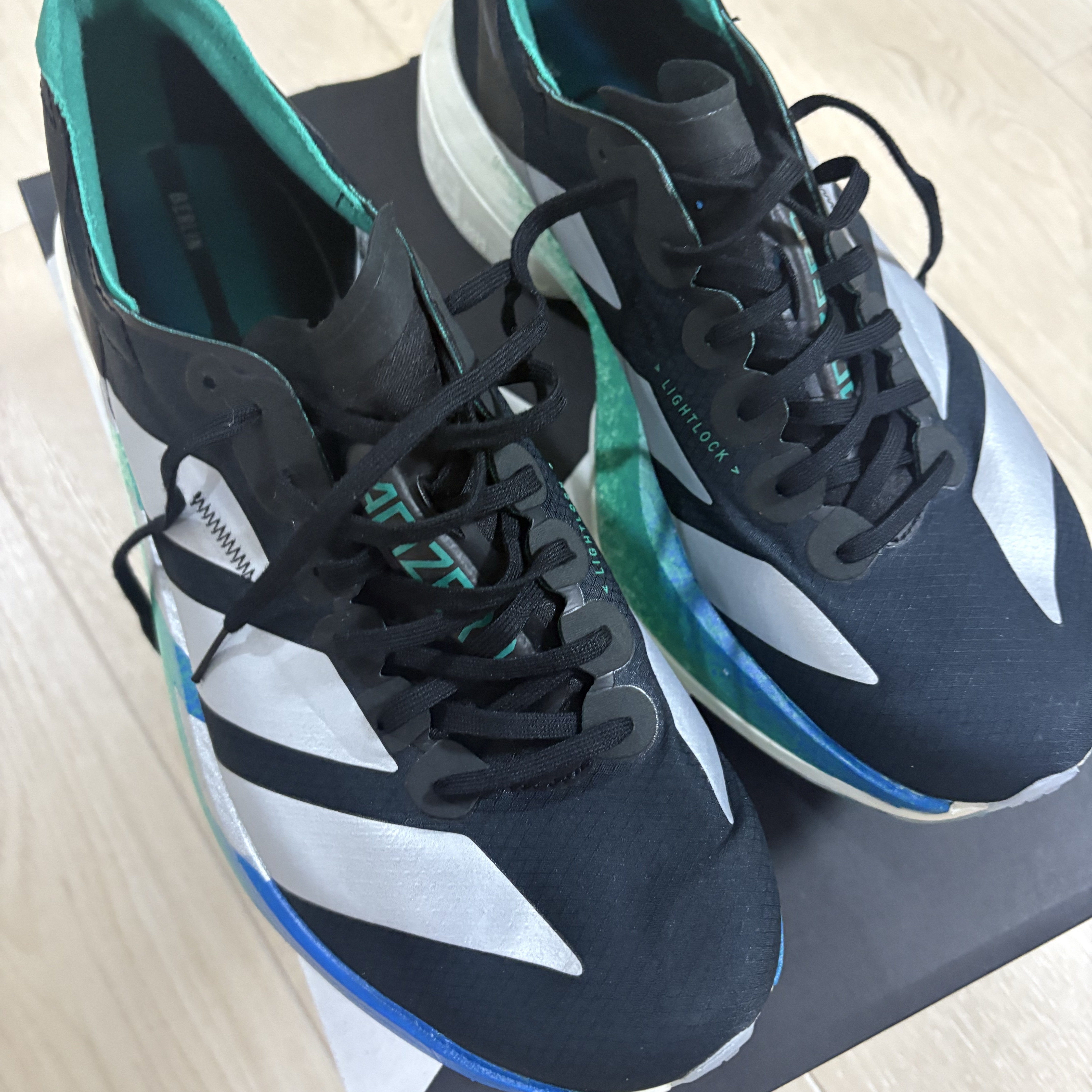 Adidas Adizero Adios Pro 4 Core Black Glory Green 착용 스타일 - 1