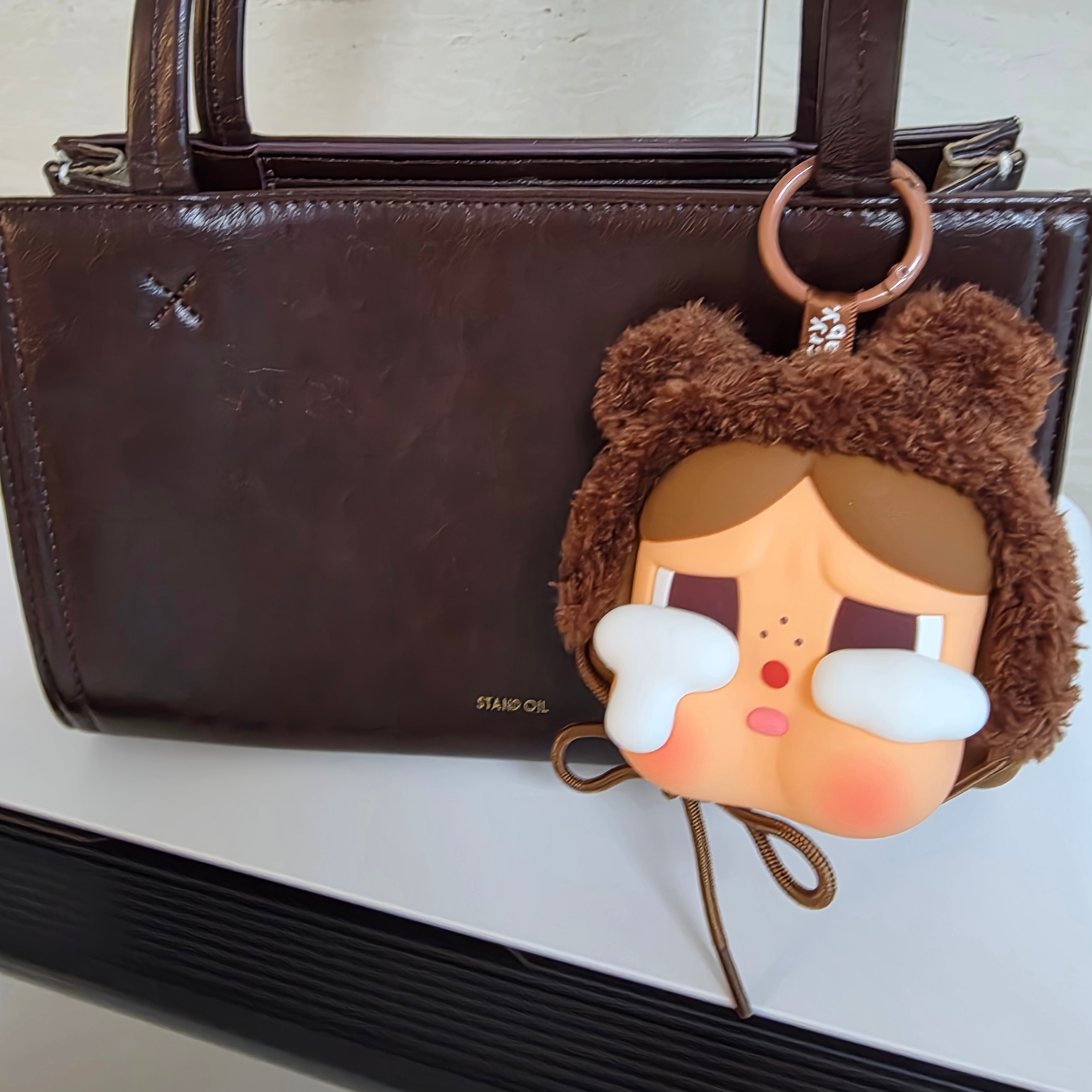 Pop Mart Crybaby Crying Again Series Bear Earphone Bag 착용 스타일
