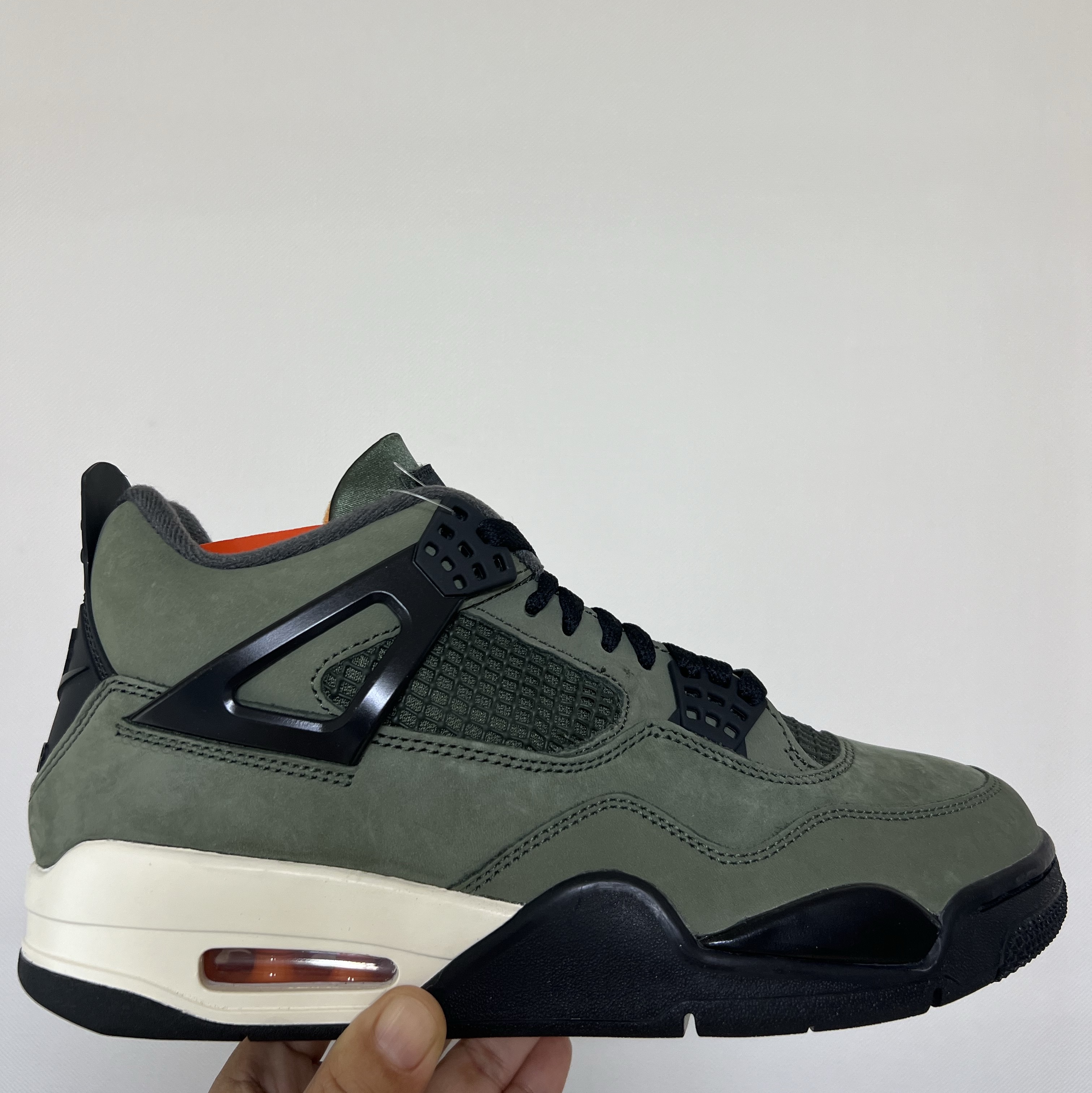 Jordan 4 x Undefeated Retro OG SP Deep Green and Clementine 착용 스타일 - 1