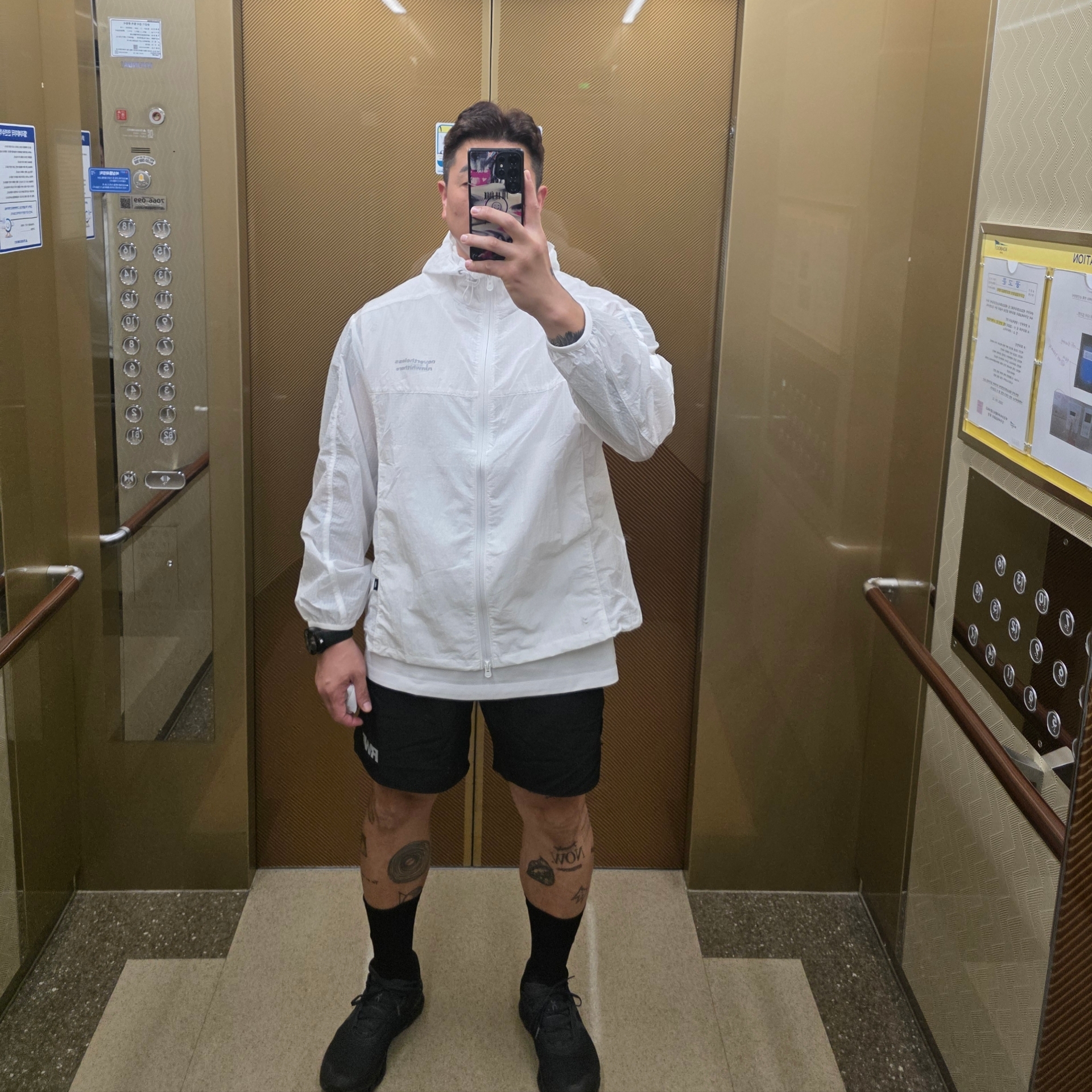 [KREAM 단독] runwhither Windbreaker Jacket V2 White, [KREAM 단독] runwhither 5inch Shorts Black 착용 스타일