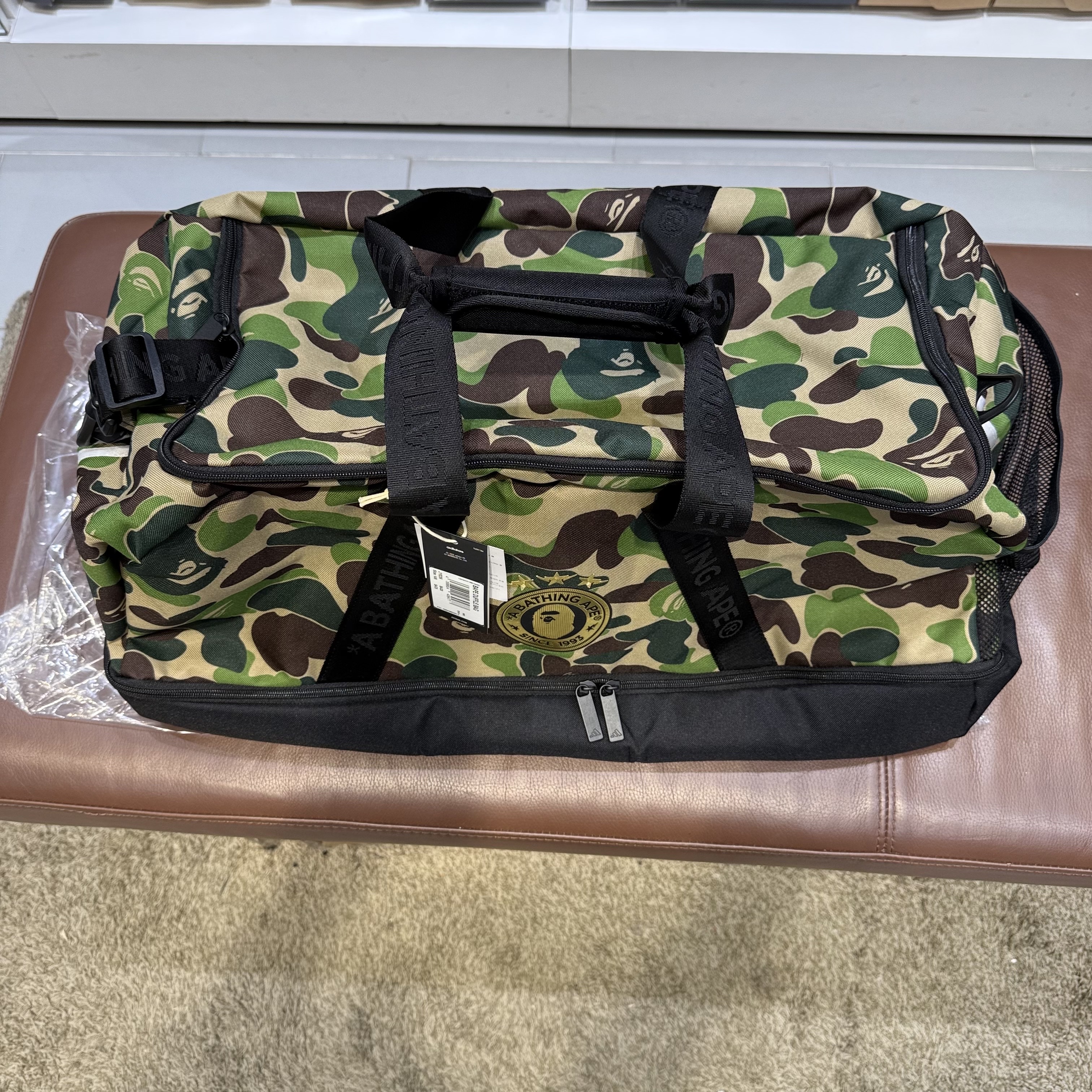 Adidas x BAPE Duffle Bag Crew Green 착용 스타일 - 1