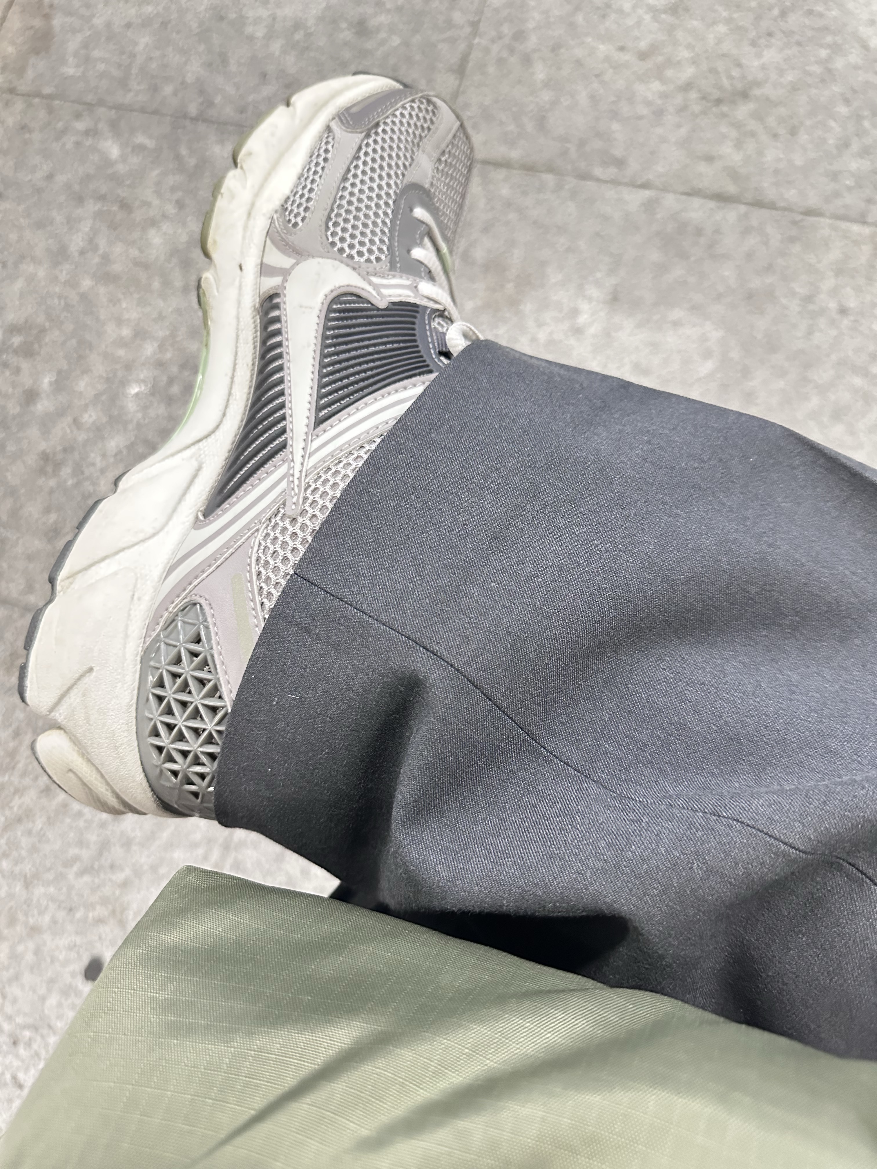 (W) Nike Zoom Vomero 5 Cobblestone and Flat Pewter 착용 스타일