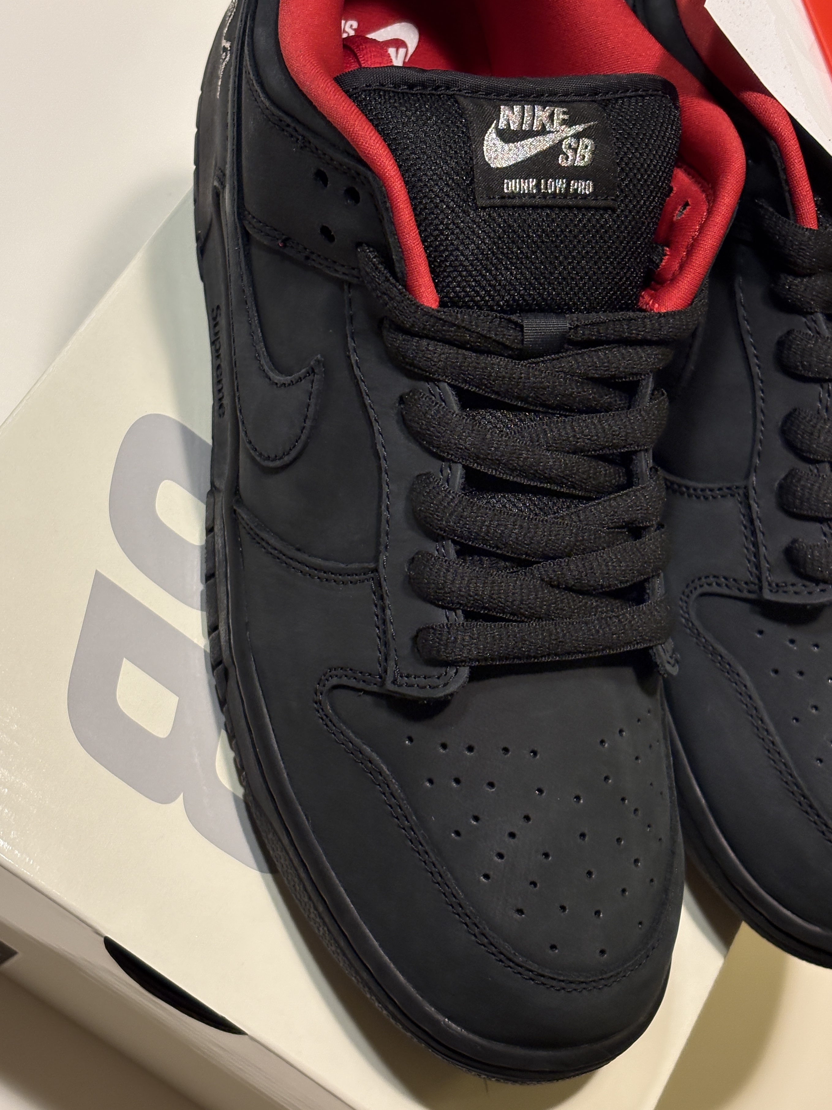 Nike x Supreme SB Dunk Low Black 착용 스타일 - 2