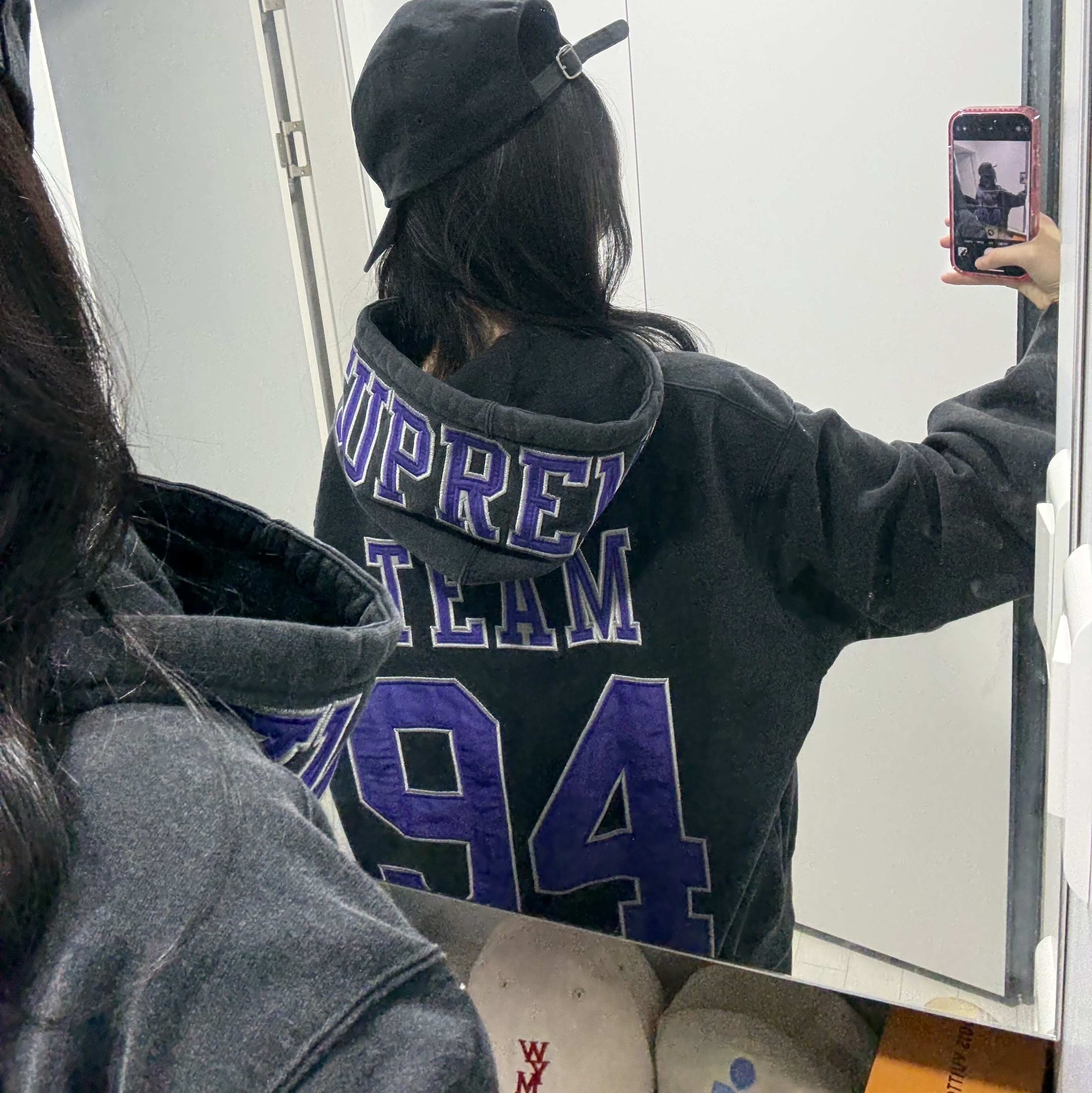 Supreme Team 94 Hooded Sweatshirt Black - 25SS, Supreme Washed Chino Twill Camp Cap Black 착용 스타일 - 2