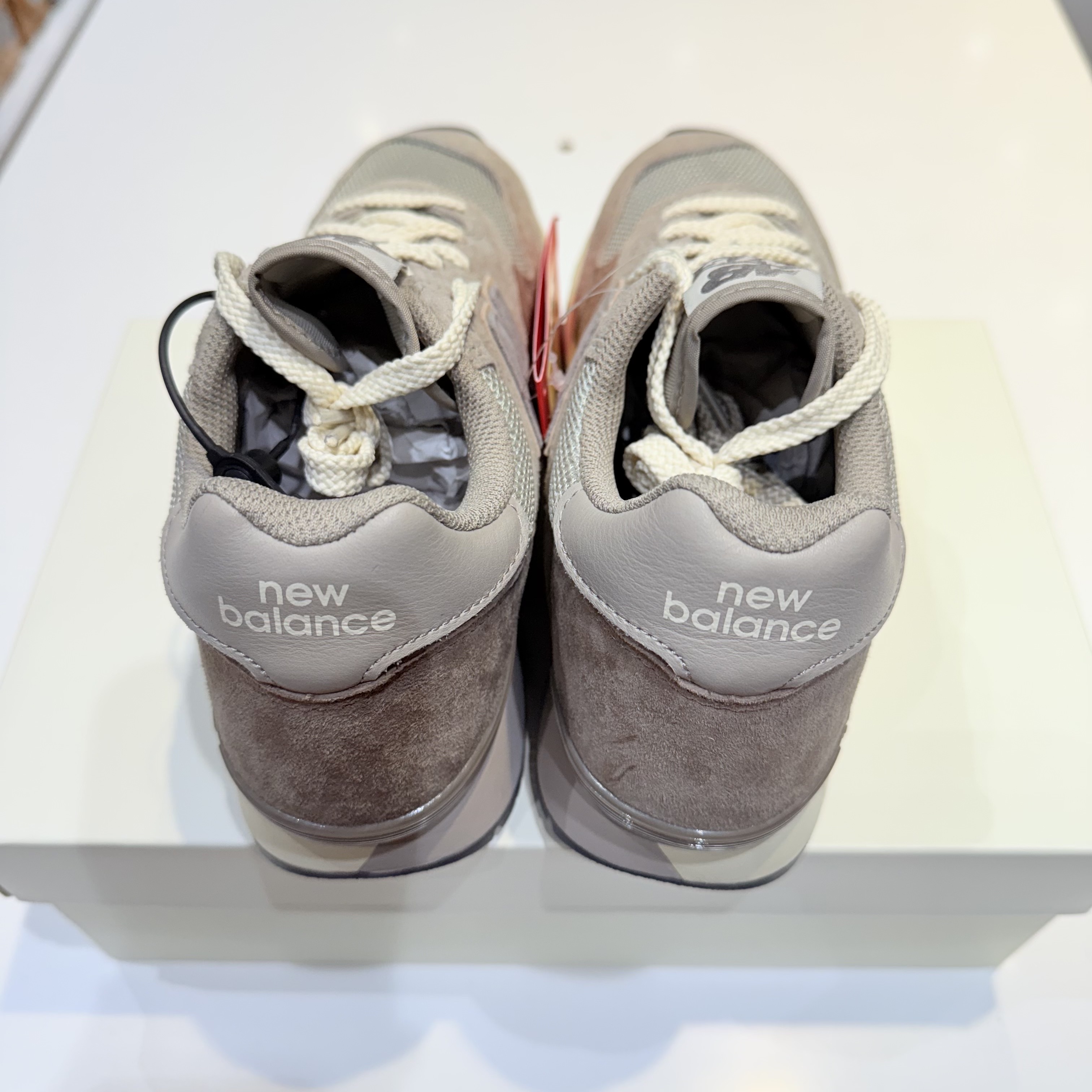 New Balance x Auralee 475 London Fog Taupe Gray 착용 스타일 - 3