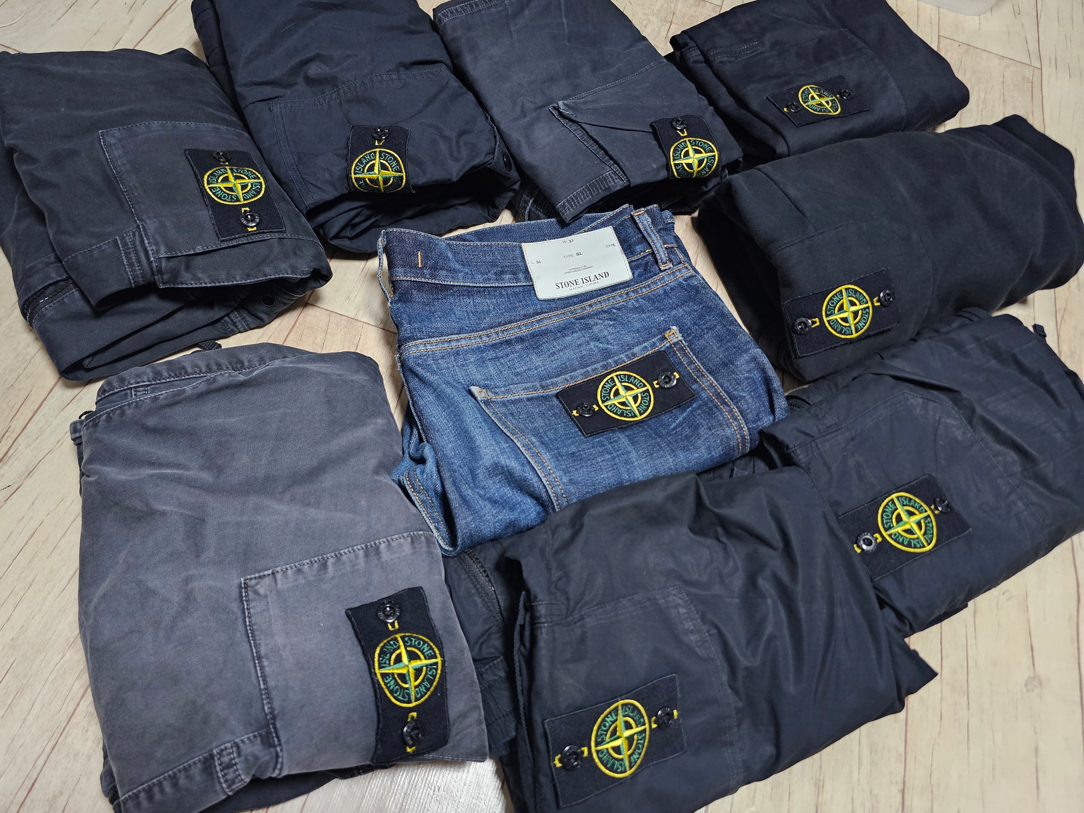 Stone Island 31303 Stretch Cotton Tela Paracadute Cargo Pants Black - 24SS 착용 스타일