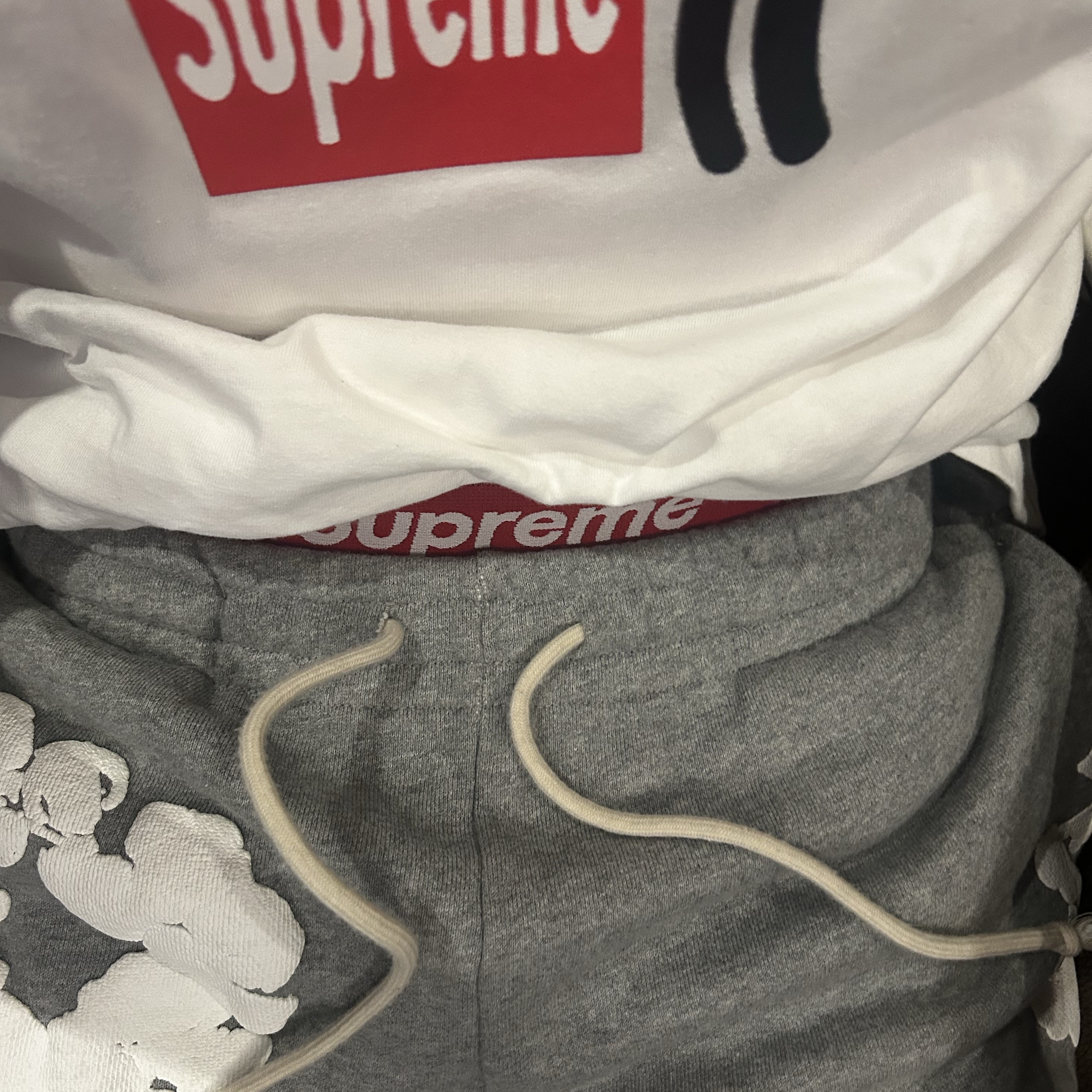 Supreme Stick T-Shirt White - 25FW, Supreme Hanes Boxer Briefs White (4 Pack) 착용 스타일