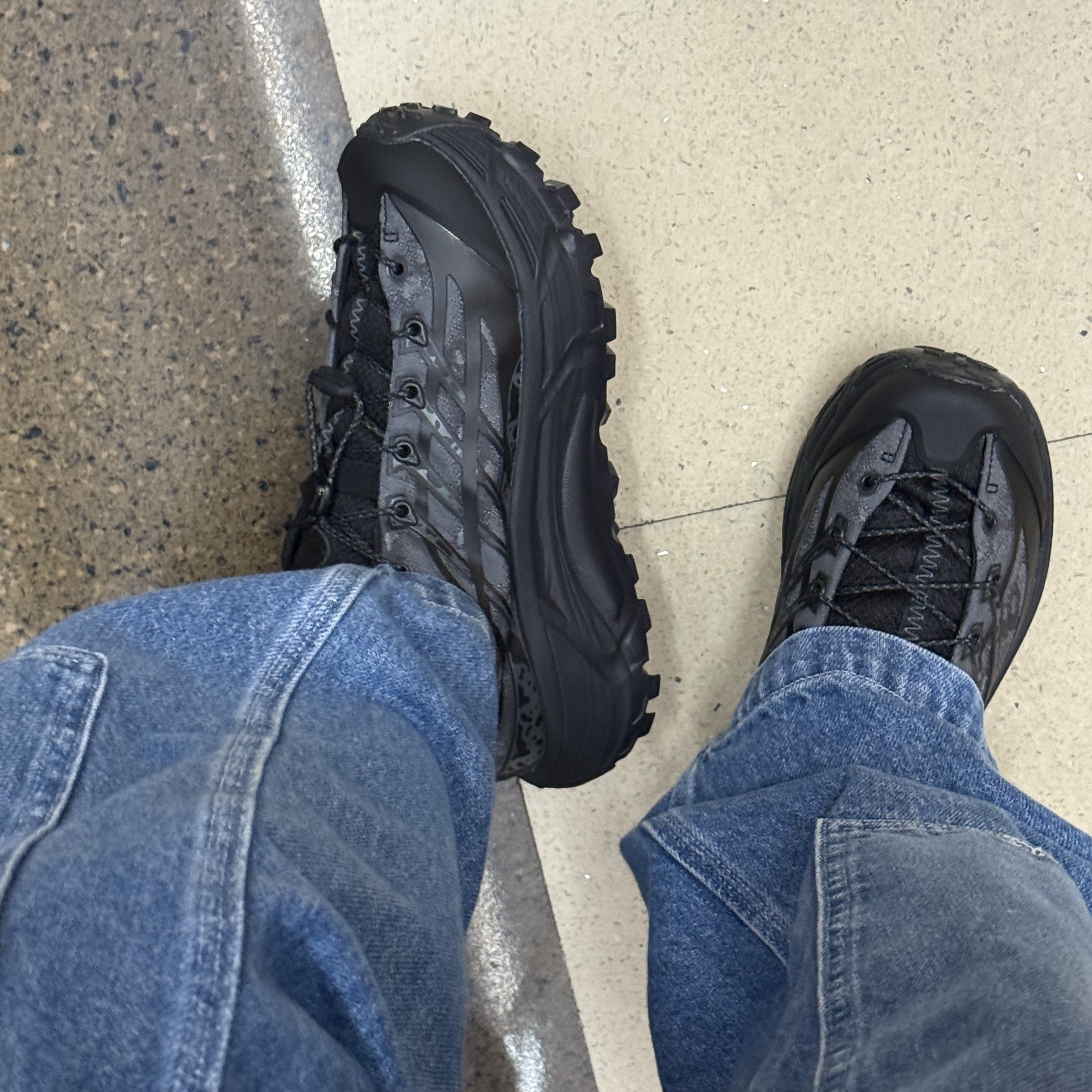 Hoka Mafate Three2 Tech Stealth Black 착용 스타일 - 1