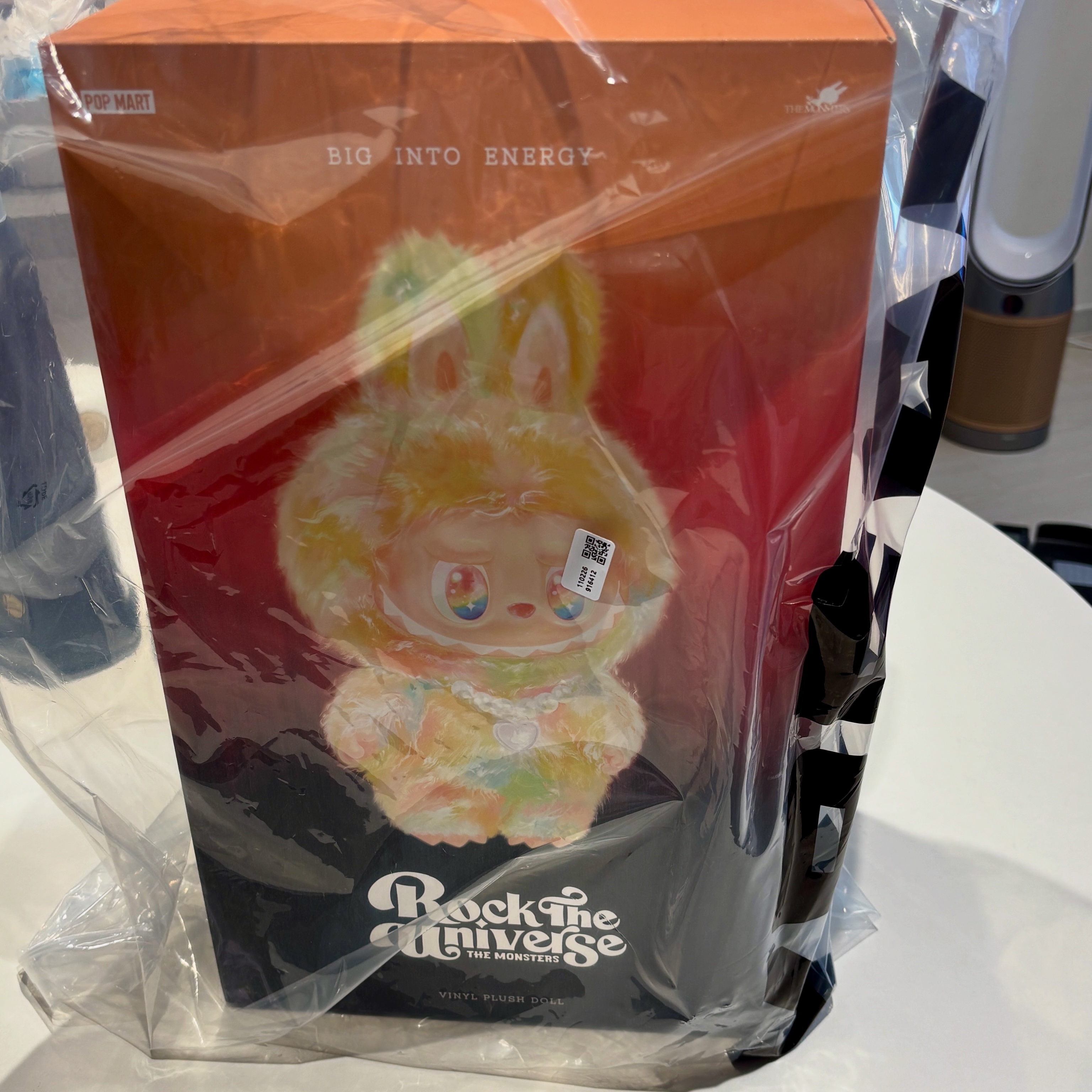 Pop Mart Labubu The Monsters Big Into Energy Series-Rock The Universe Vinyl Plush Doll 착용 스타일