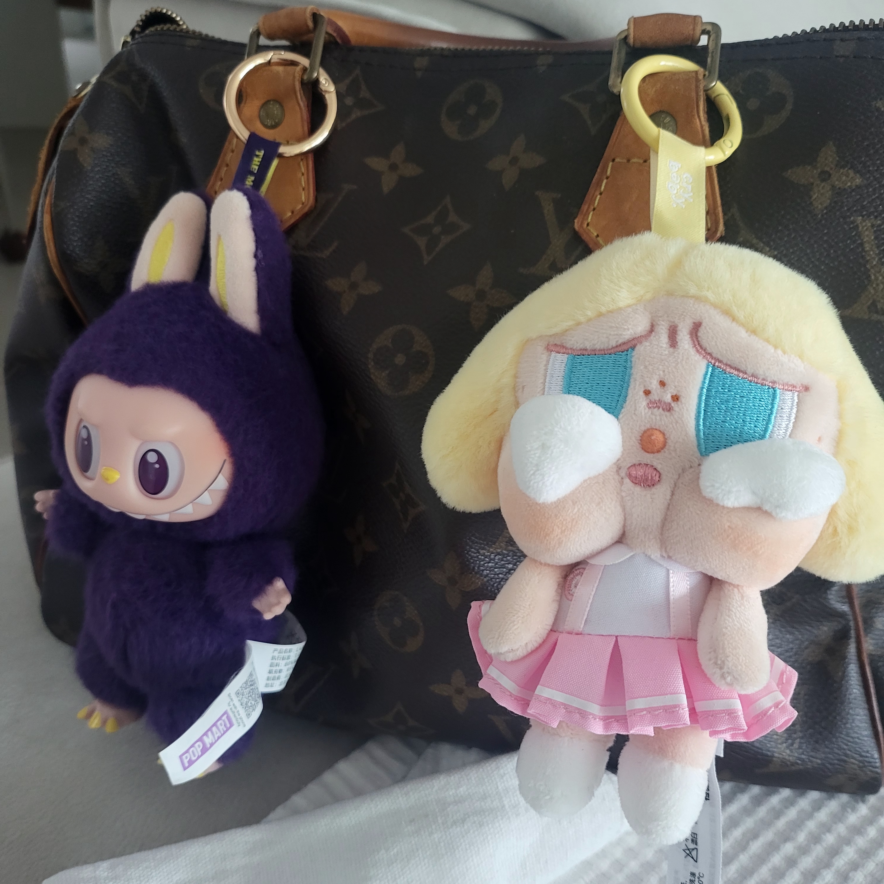 Pop Mart Crybaby Sunset Concert Series Plush Pendant Pink White (Opened Case) 착용 스타일