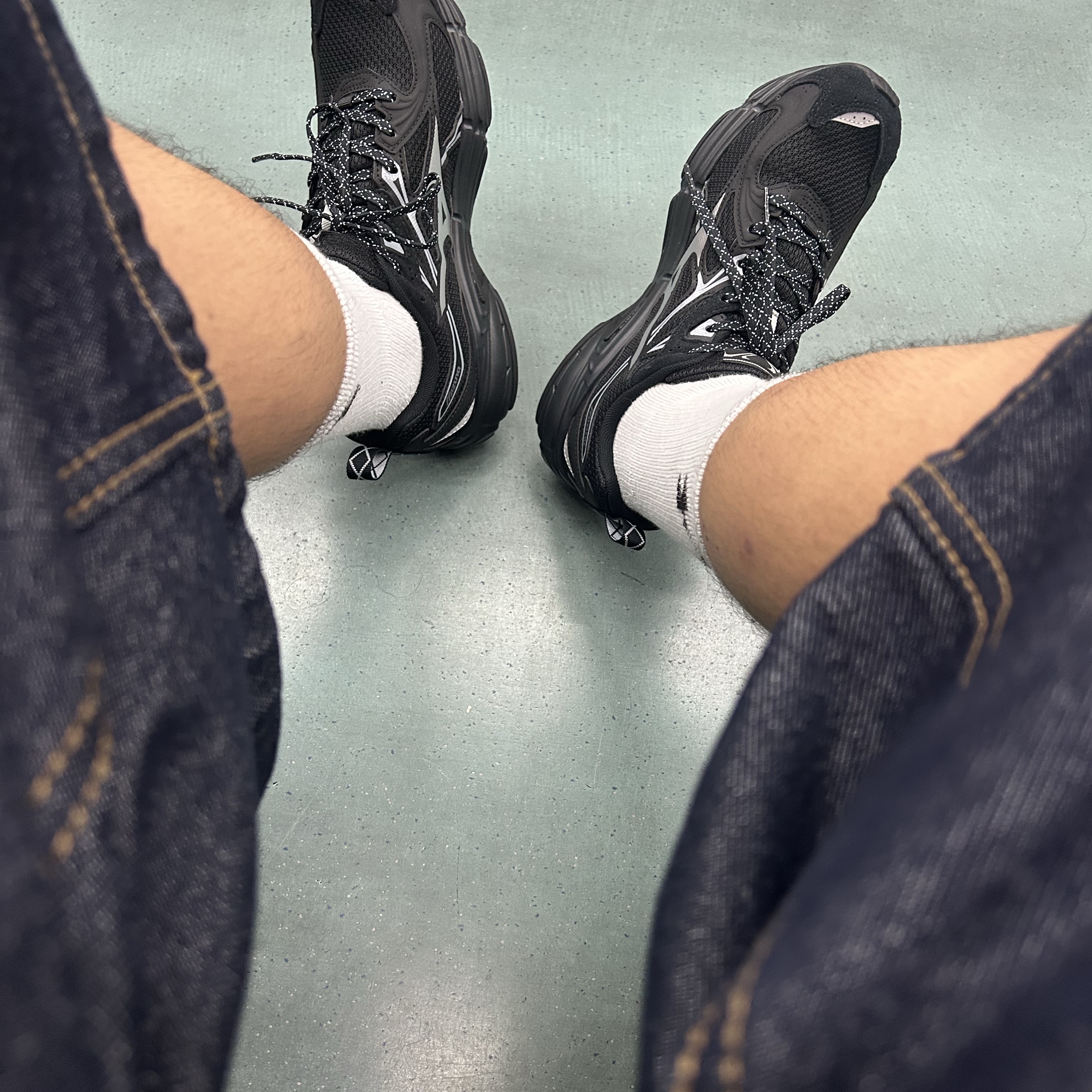 Mizuno Speed 10S Black White, Stussy 8 Ball Keychain Black 착용 스타일 - 2