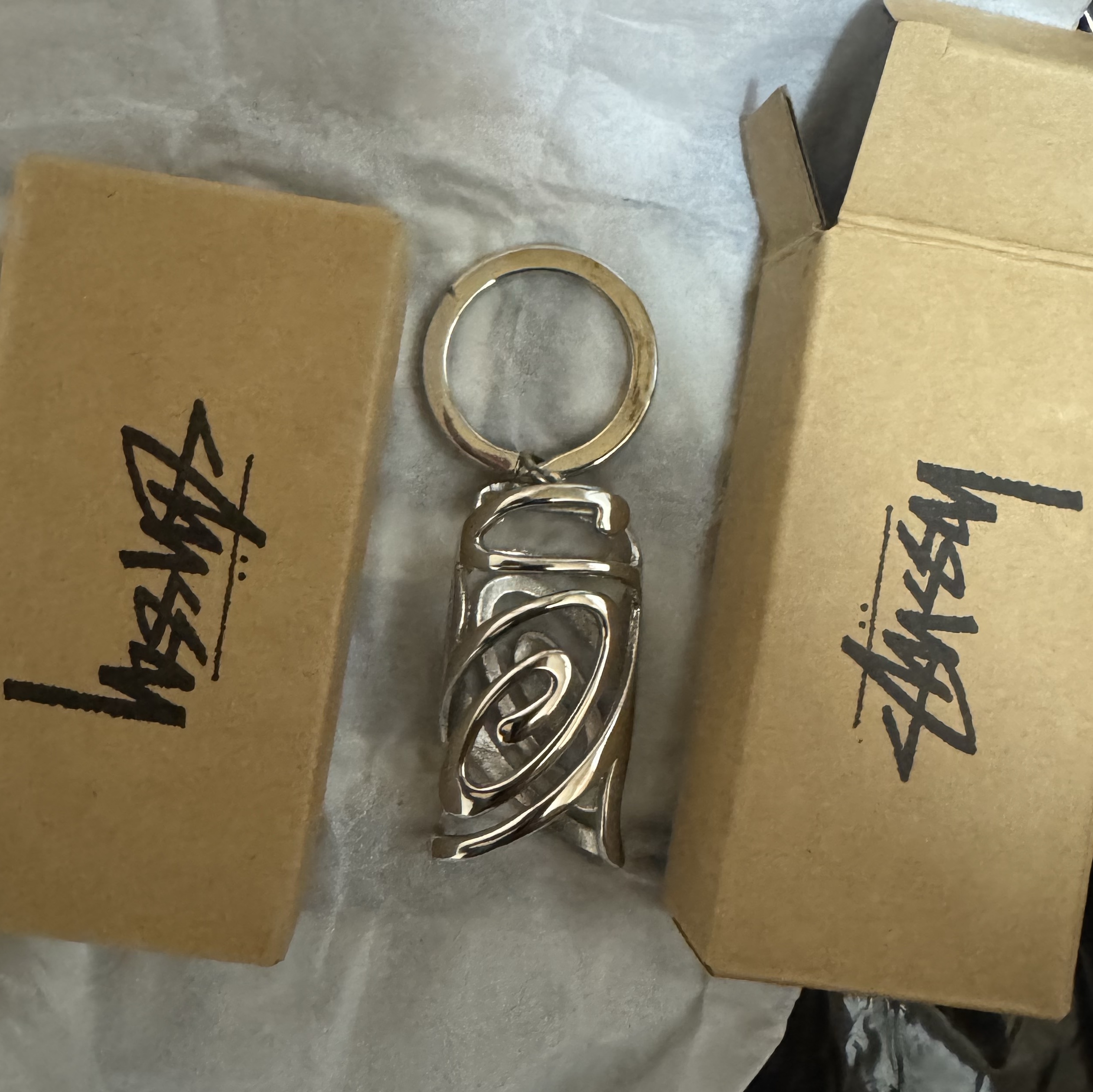 Stussy Lighter Holster Keychain Silver 착용 스타일