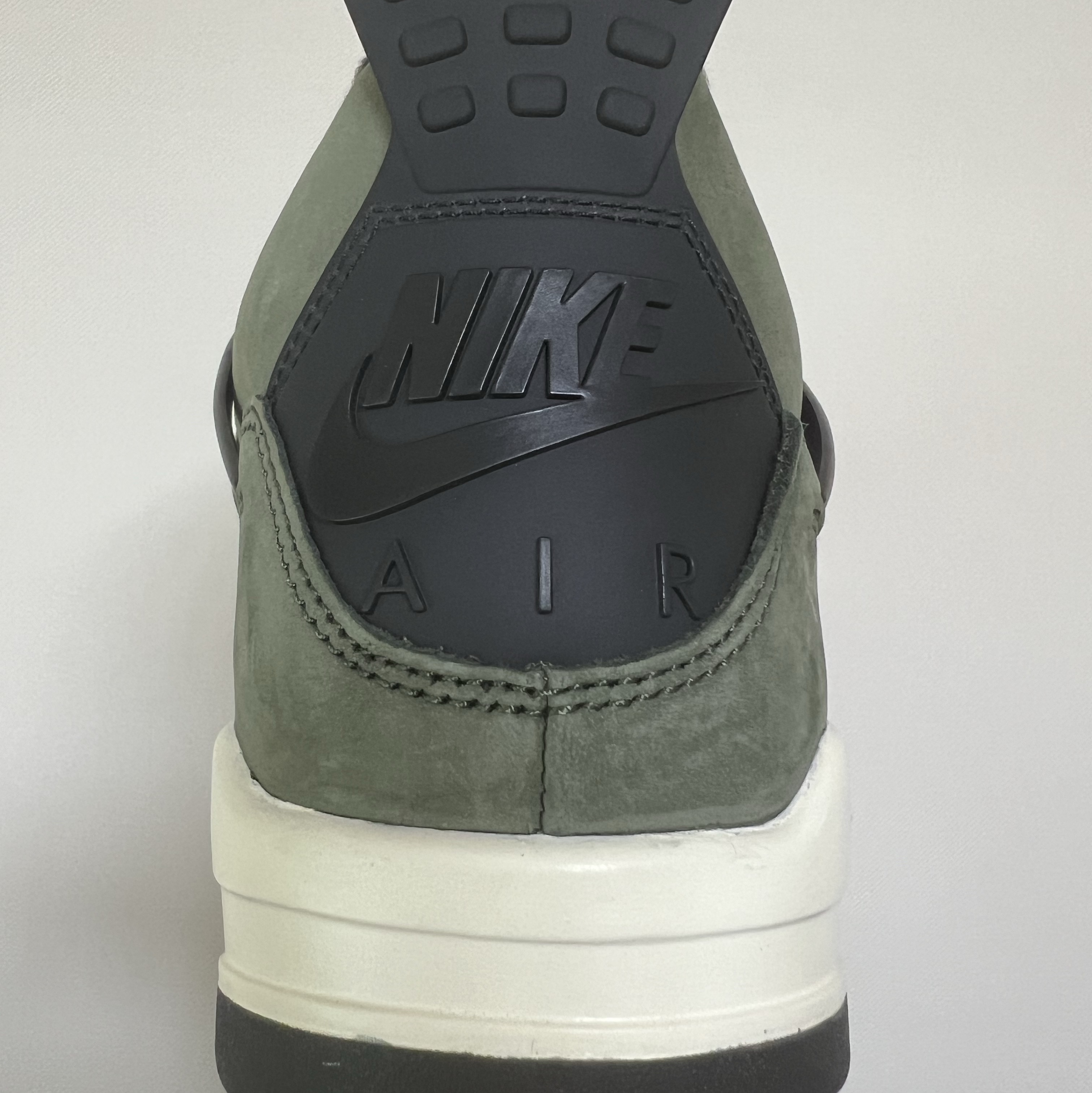 Jordan 4 x Undefeated Retro OG SP Deep Green and Clementine 착용 스타일 - 3