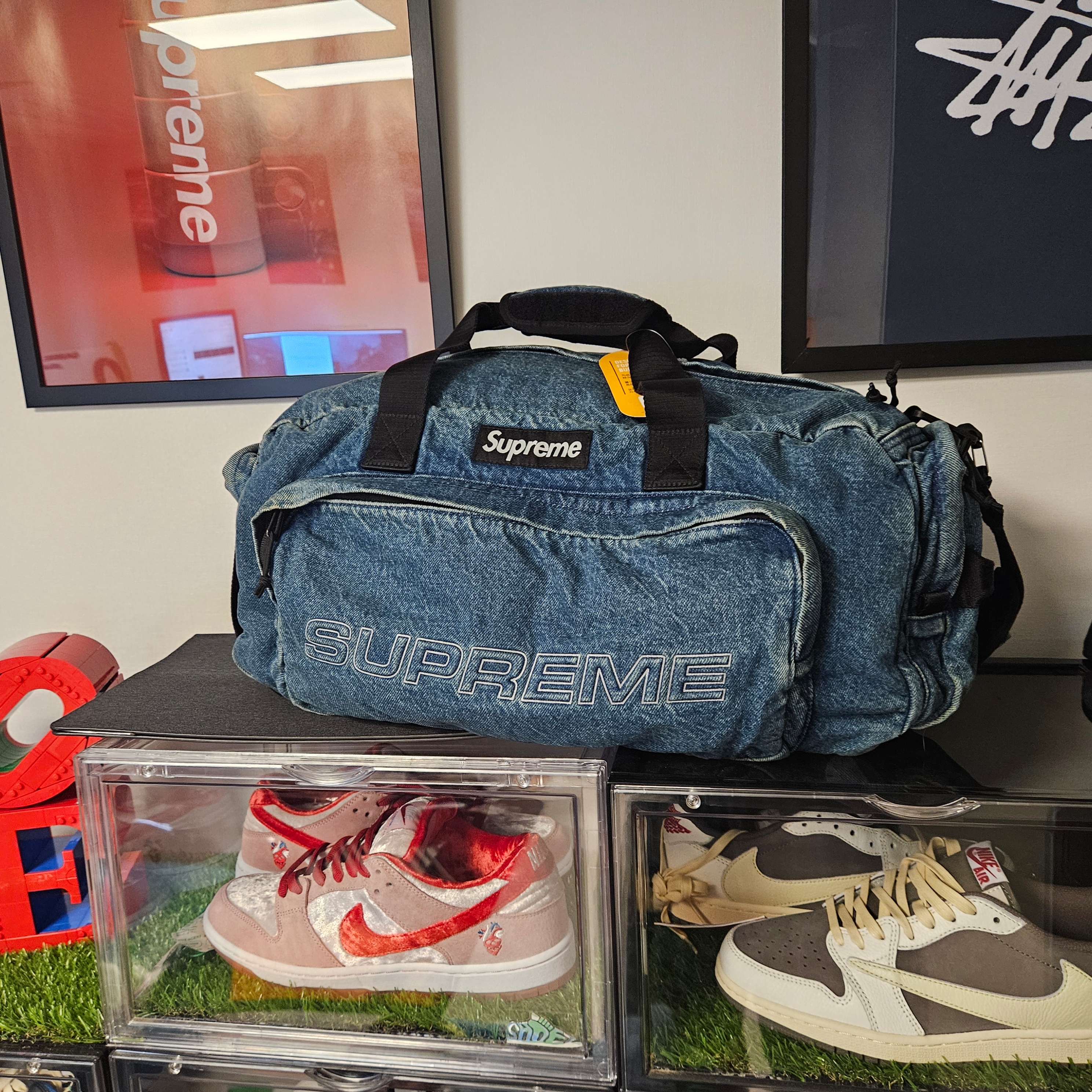 Supreme Denim Duffle Bag Washed Indigo - 25FW, Jordan 1 x Travis Scott Retro Low OG SP Sail and Ridgerock 착용 스타일