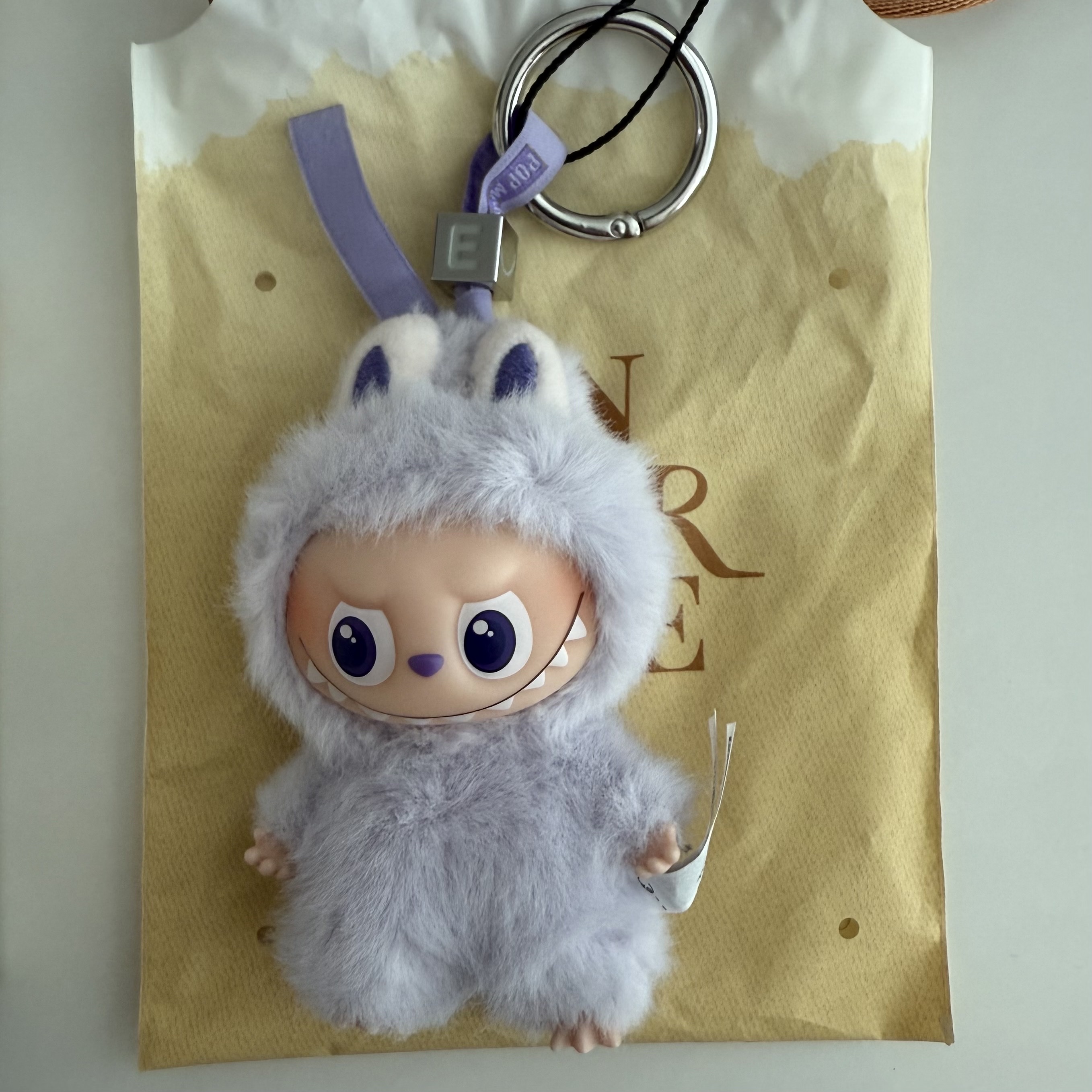 Pop Mart Labubu The Monsters Pin For Love Series Vinyl Plush Pendant (A-M) E (Opened Case) 착용 스타일 - 1