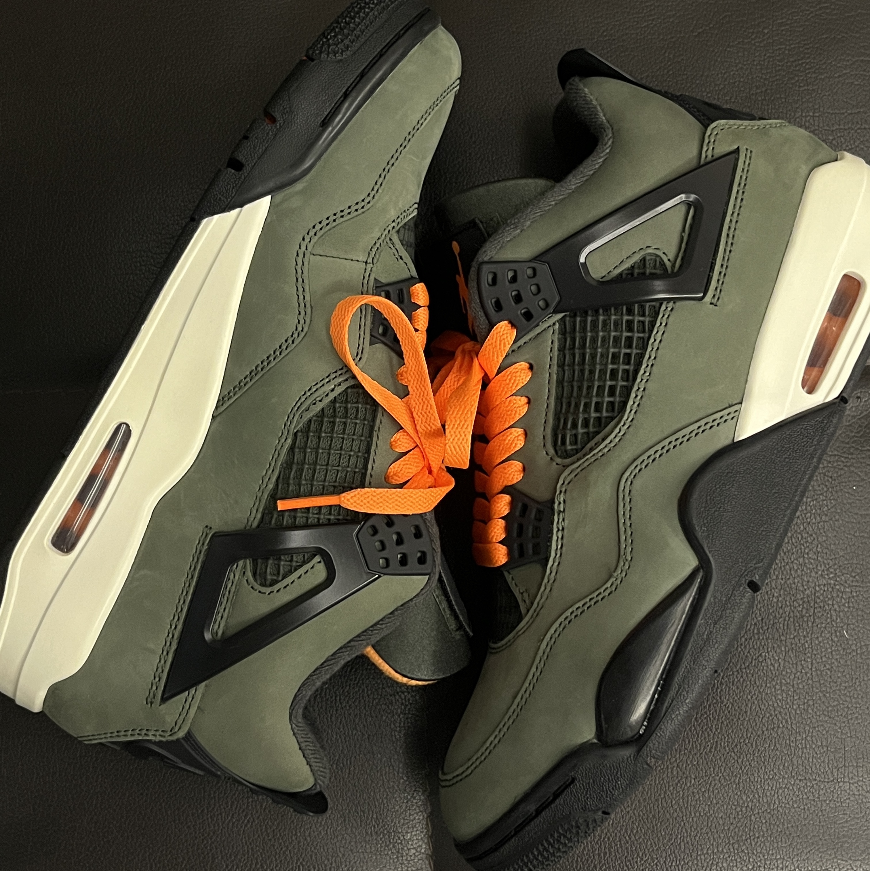 Jordan 4 x Undefeated Retro OG SP Deep Green and Clementine 착용 스타일 - 1