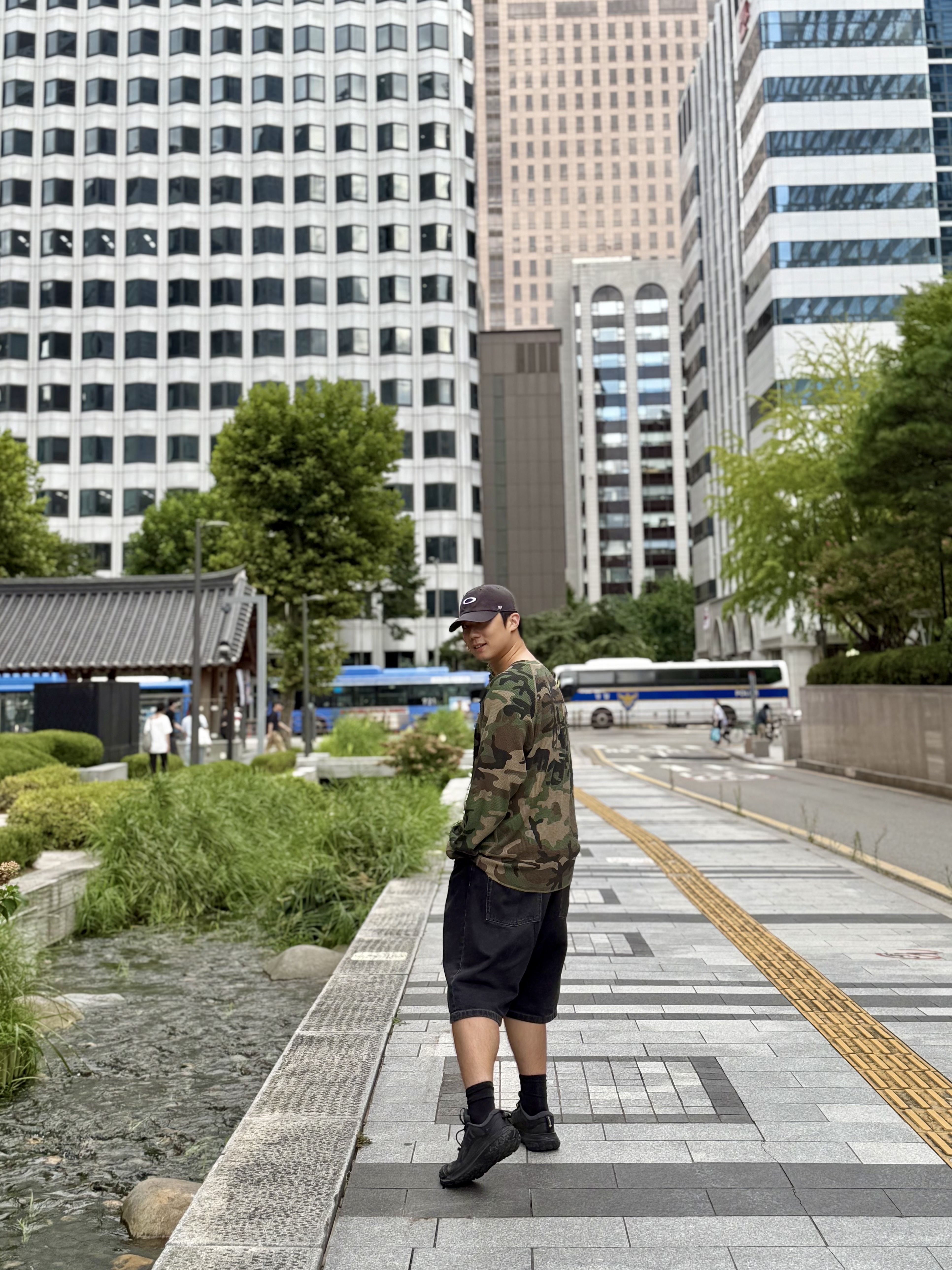 Stussy Basic Thermal Woodland Camo, Oakley Remix Dad Hat Blackout 착용 스타일 - 2