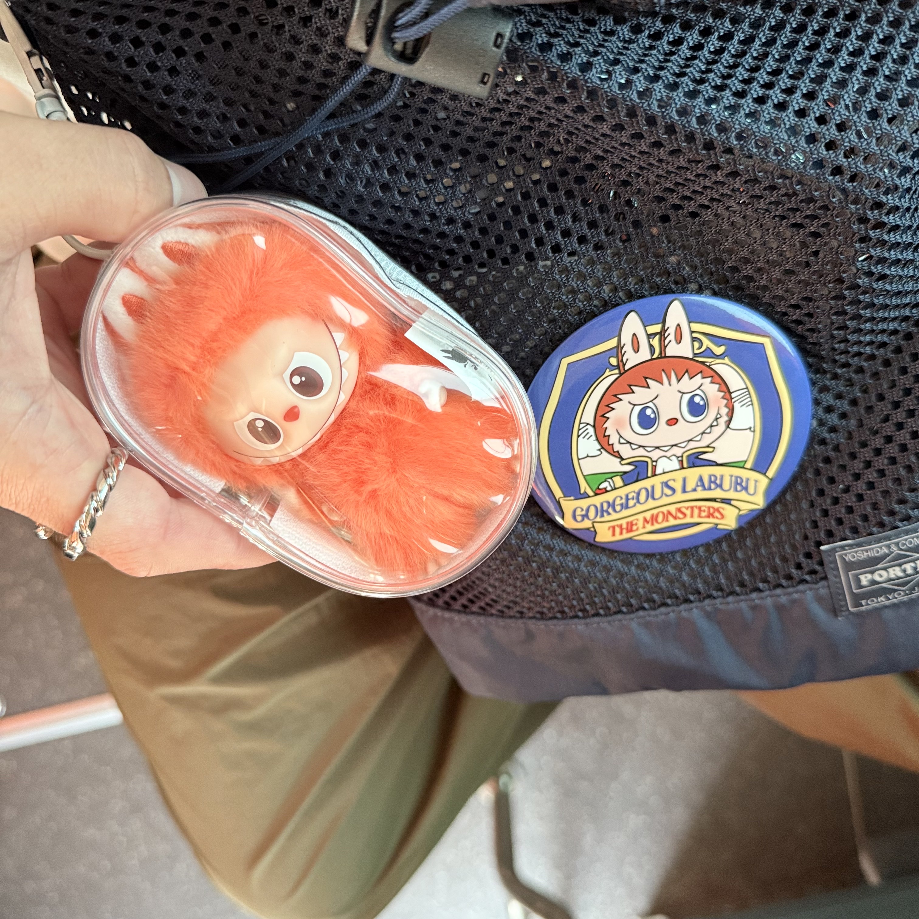 Pop Mart Labubu The Monsters Pin For Love Series Vinyl Plush Pendant (N-Z) Z (Opened Case) 착용 스타일 - 3