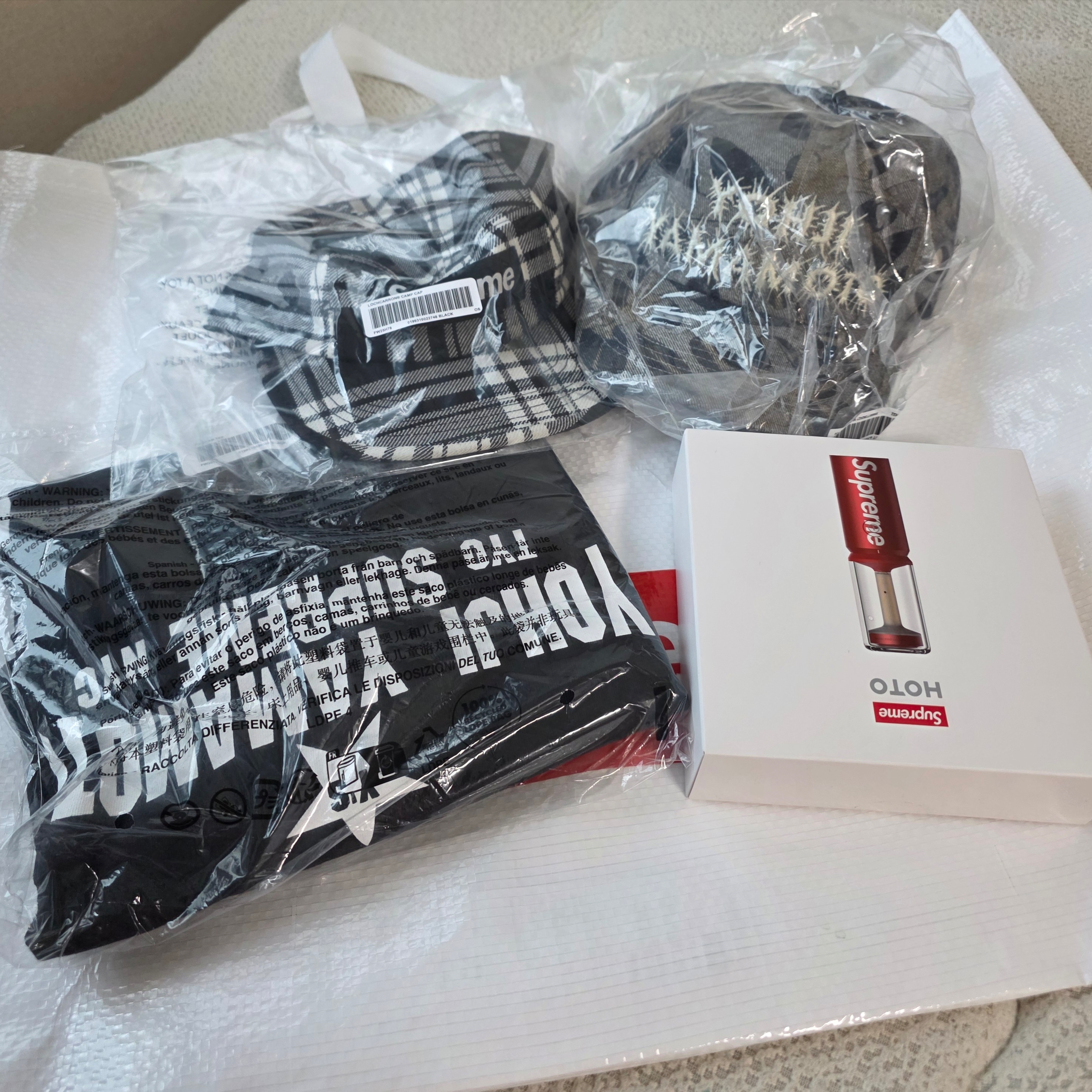 Supreme x Y's by Yohji Yamamoto Star T-Shirt Black - 25FW, Supreme x Hoto Camp Light Red - 25FW (Korean Ver.) 착용 스타일 - 1