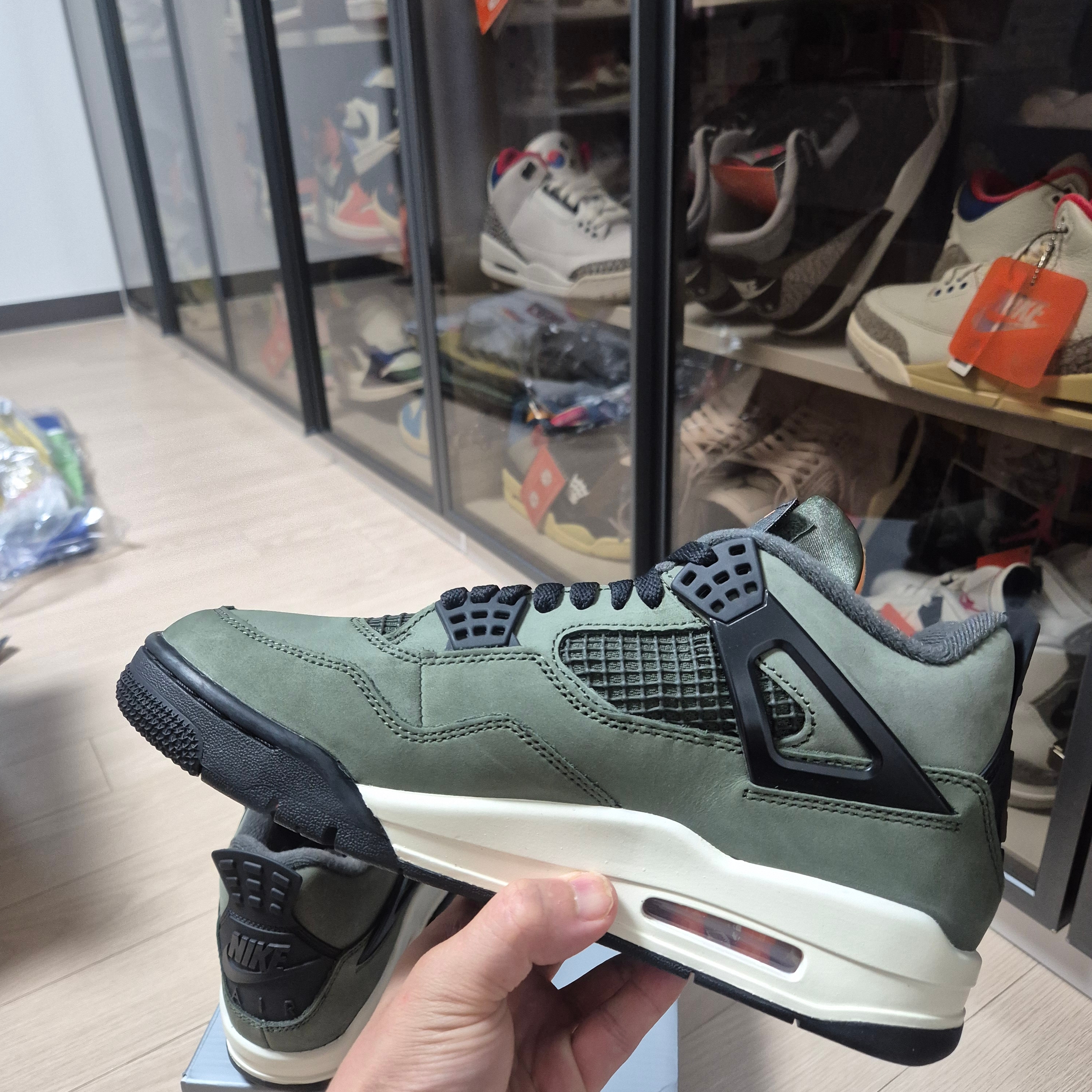 Jordan 4 x Undefeated Retro OG SP Deep Green and Clementine 착용 스타일 - 5
