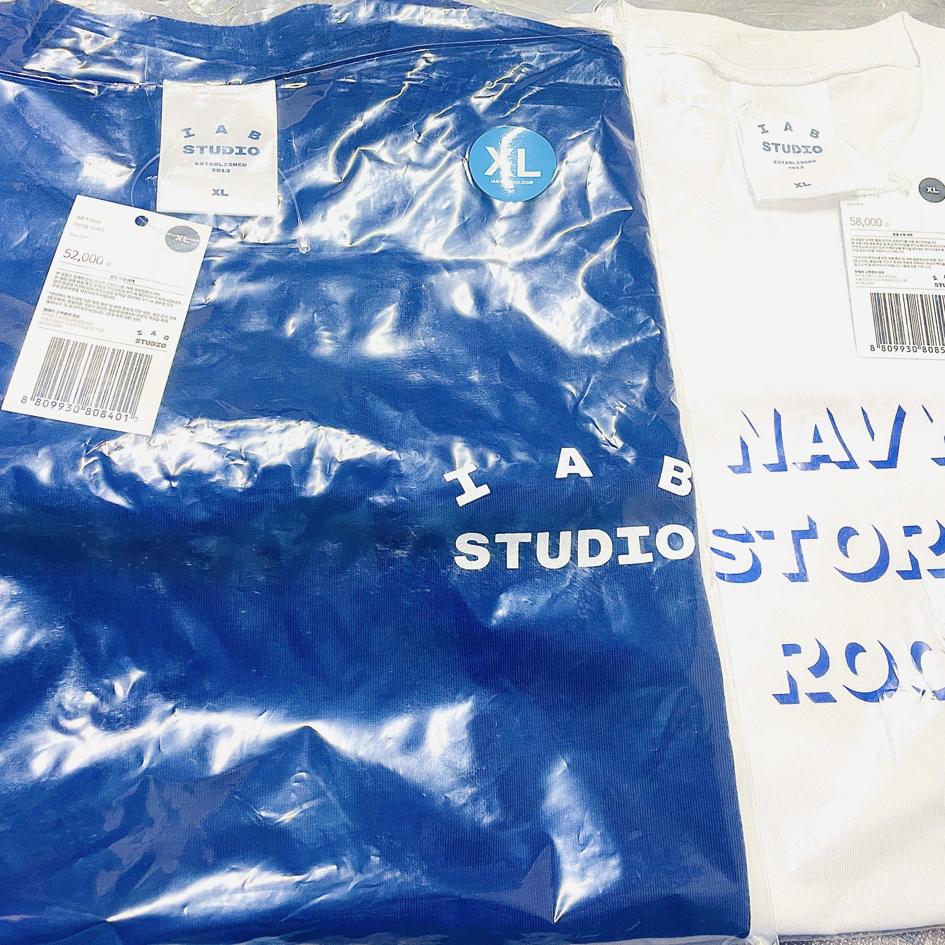 IAB Studio Studio Exclusive T-Shirt White, IAB Studio IAB Original T-Shirt Navy 착용 스타일