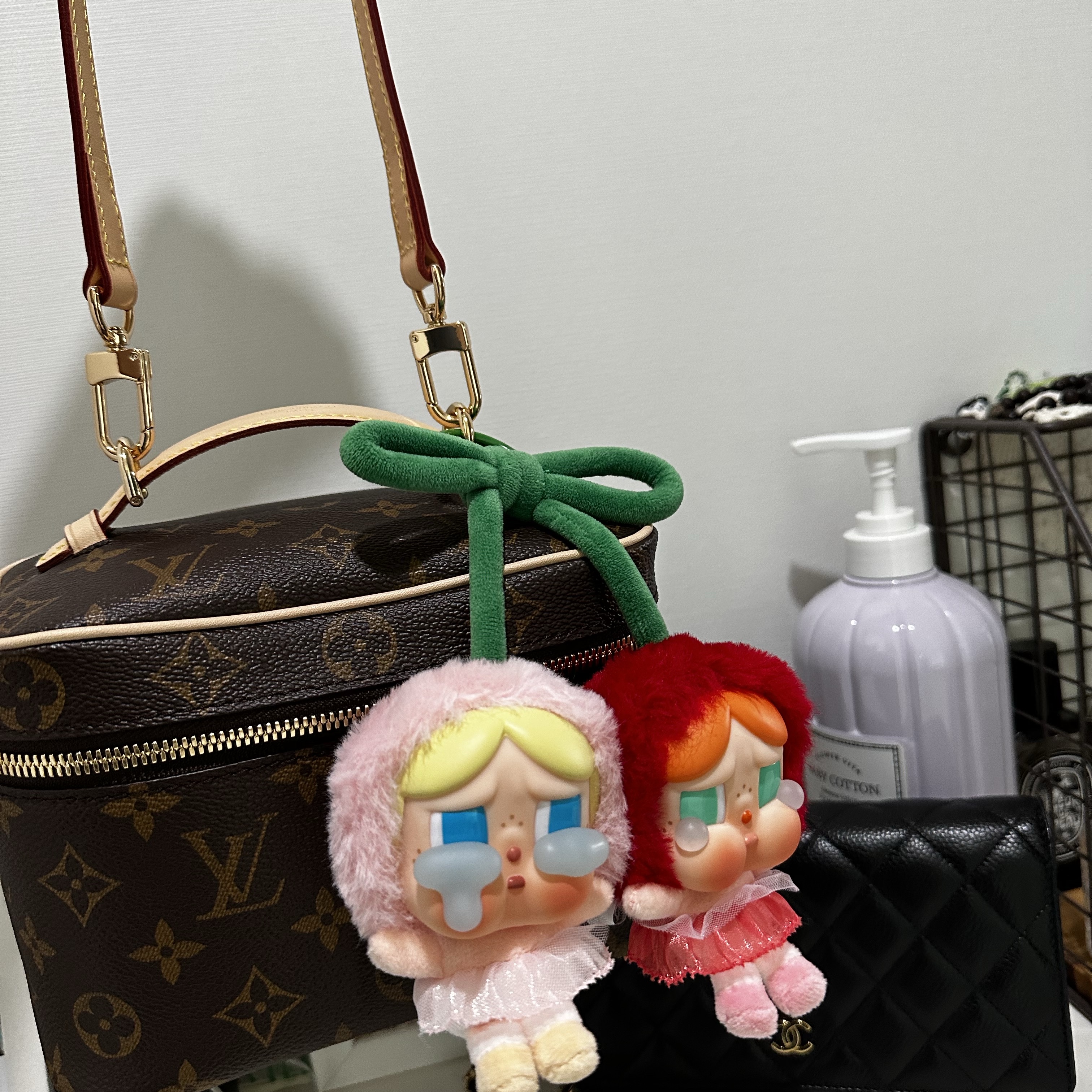Pop Mart Crybaby Crying For Love Series Vinyl Plush 착용 스타일 - 2