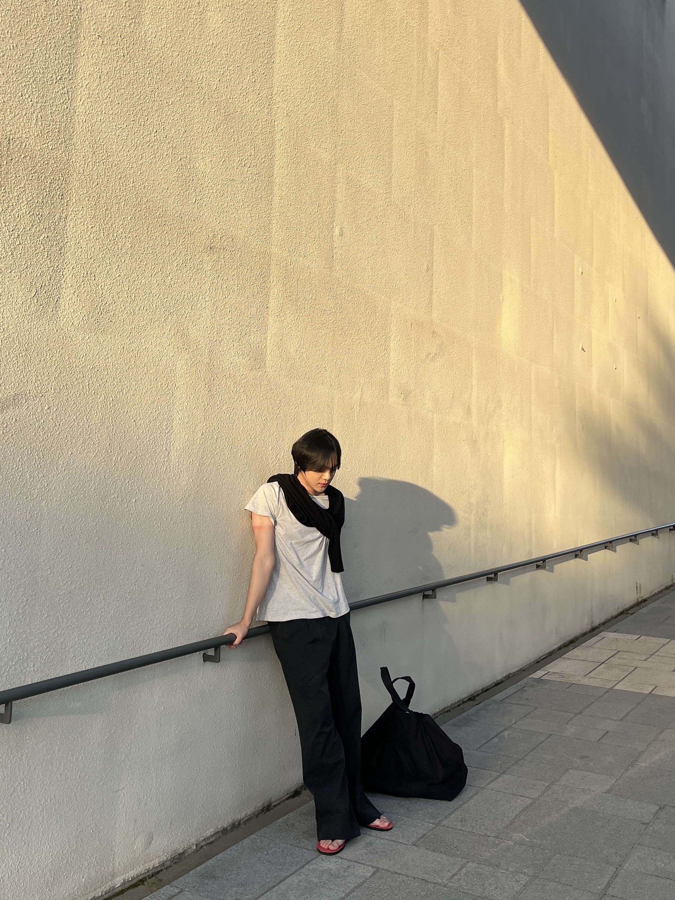 The Row Dune Classic Sandal in Rubber Scarlet, Polyteru Human Index Human Jumbo 1/2 T-Shirt Gray 착용 스타일 - 1