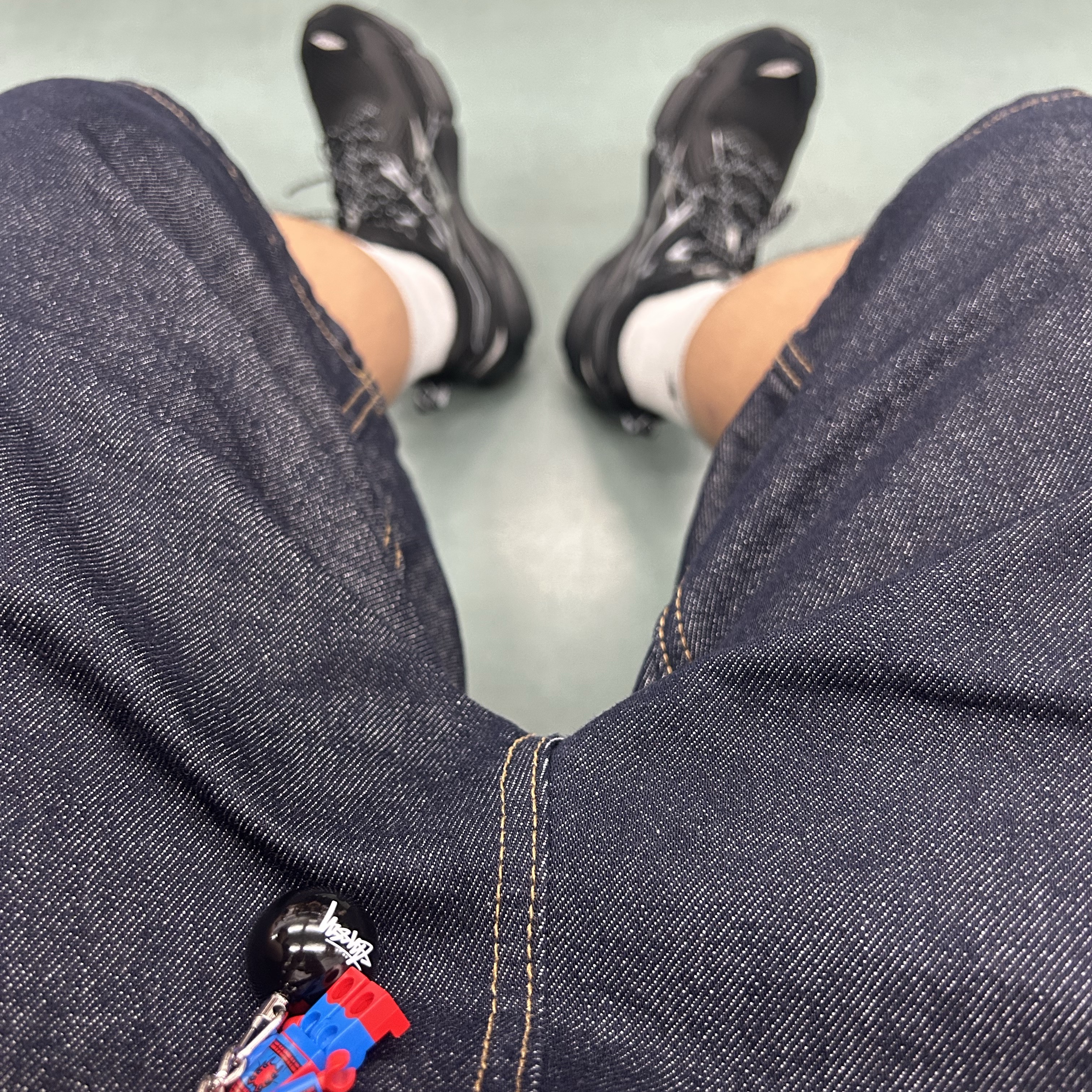 Mizuno Speed 10S Black White, Stussy 8 Ball Keychain Black 착용 스타일 - 1
