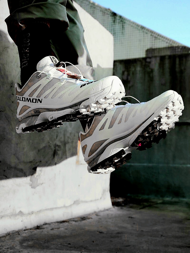 Salomon XT-4 White Lunar Rock 착용 스타일