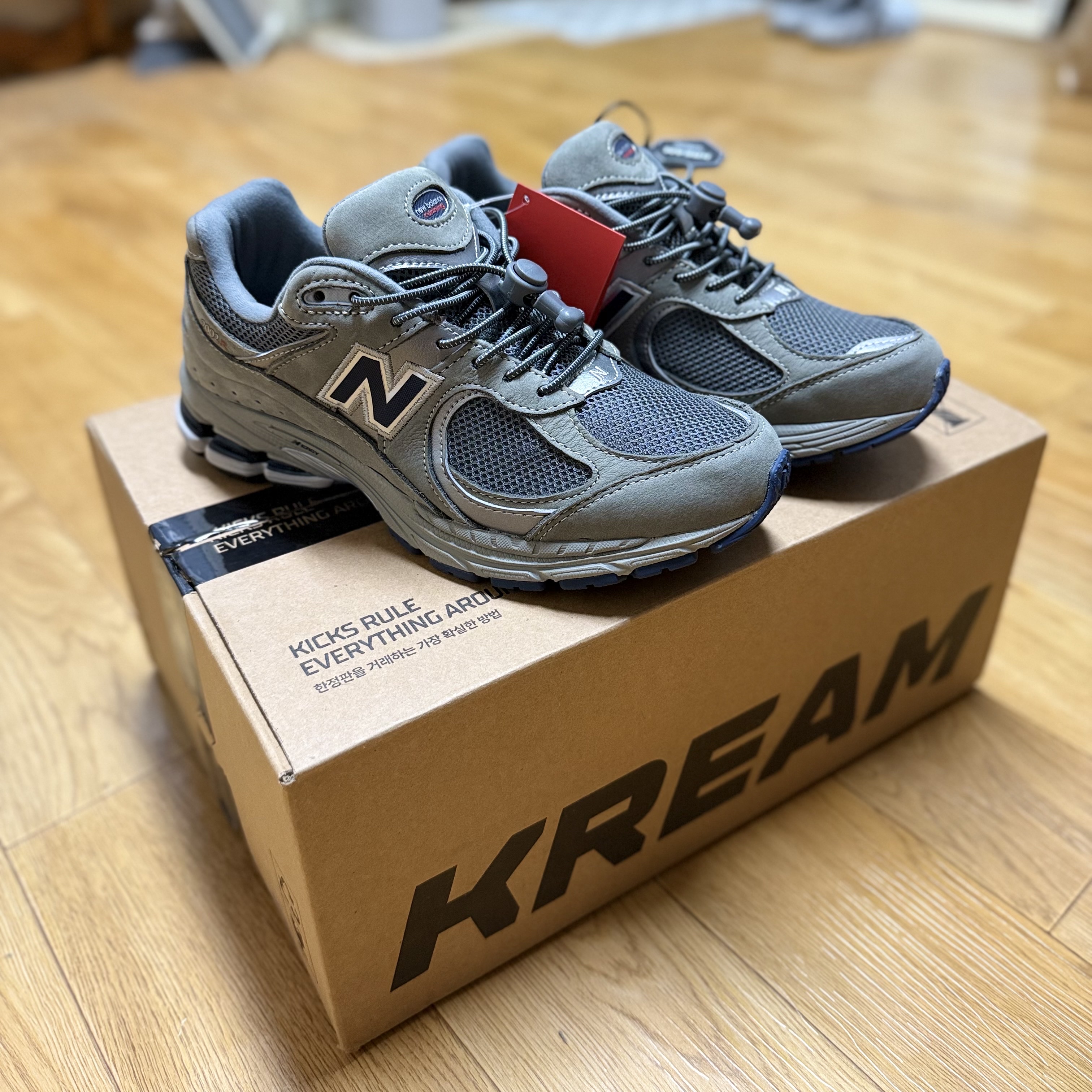 New Balance 2002R Gray 착용 스타일