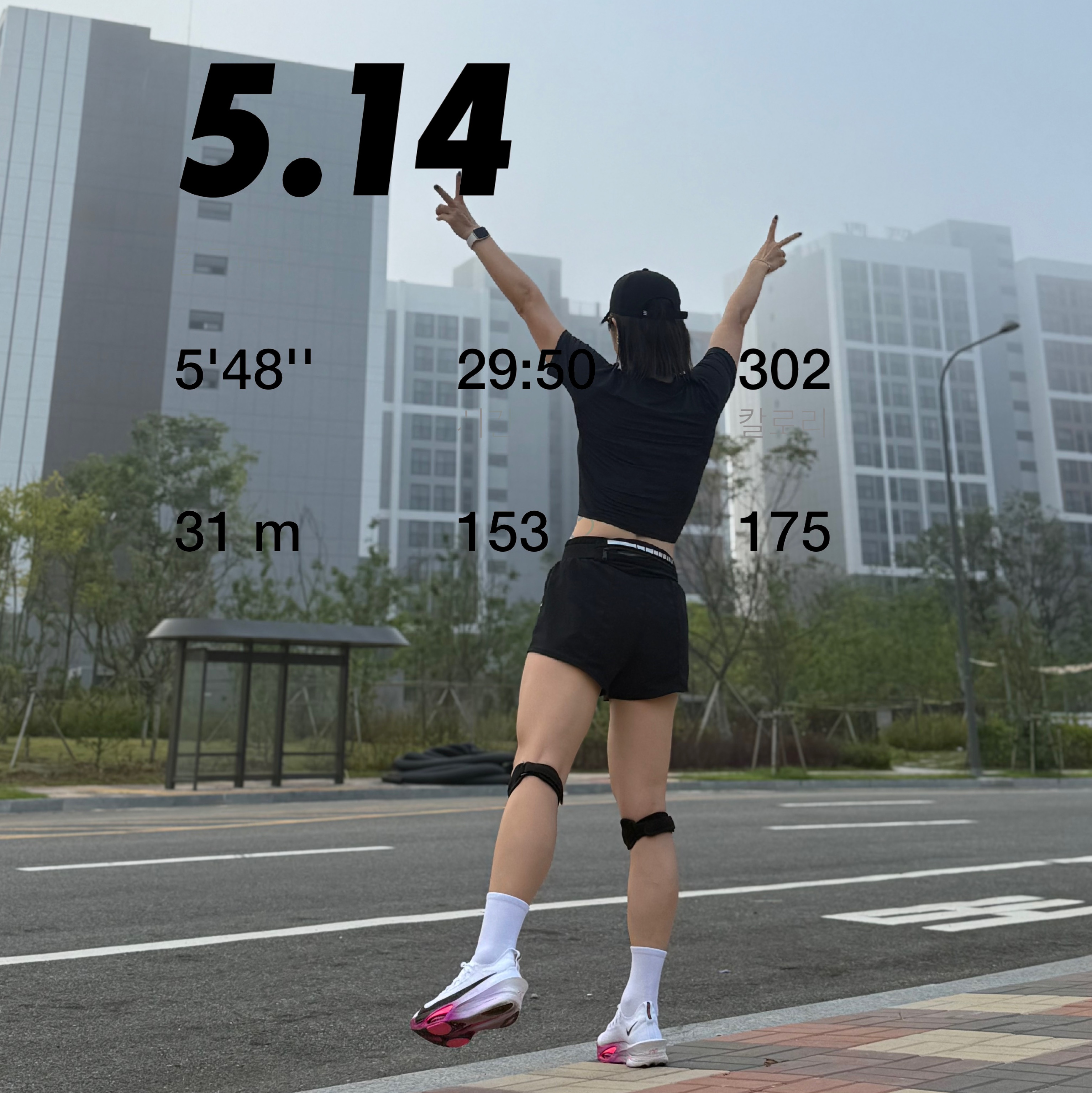 (W) Nike Air Zoom Alphafly Next% 3 Hyper Pink, (W) Nike One Swoosh Dri-Fit Mid-Rise Loose 3 Inch Brief-Lined Running Shorts Black White - Asia 착용 스타일