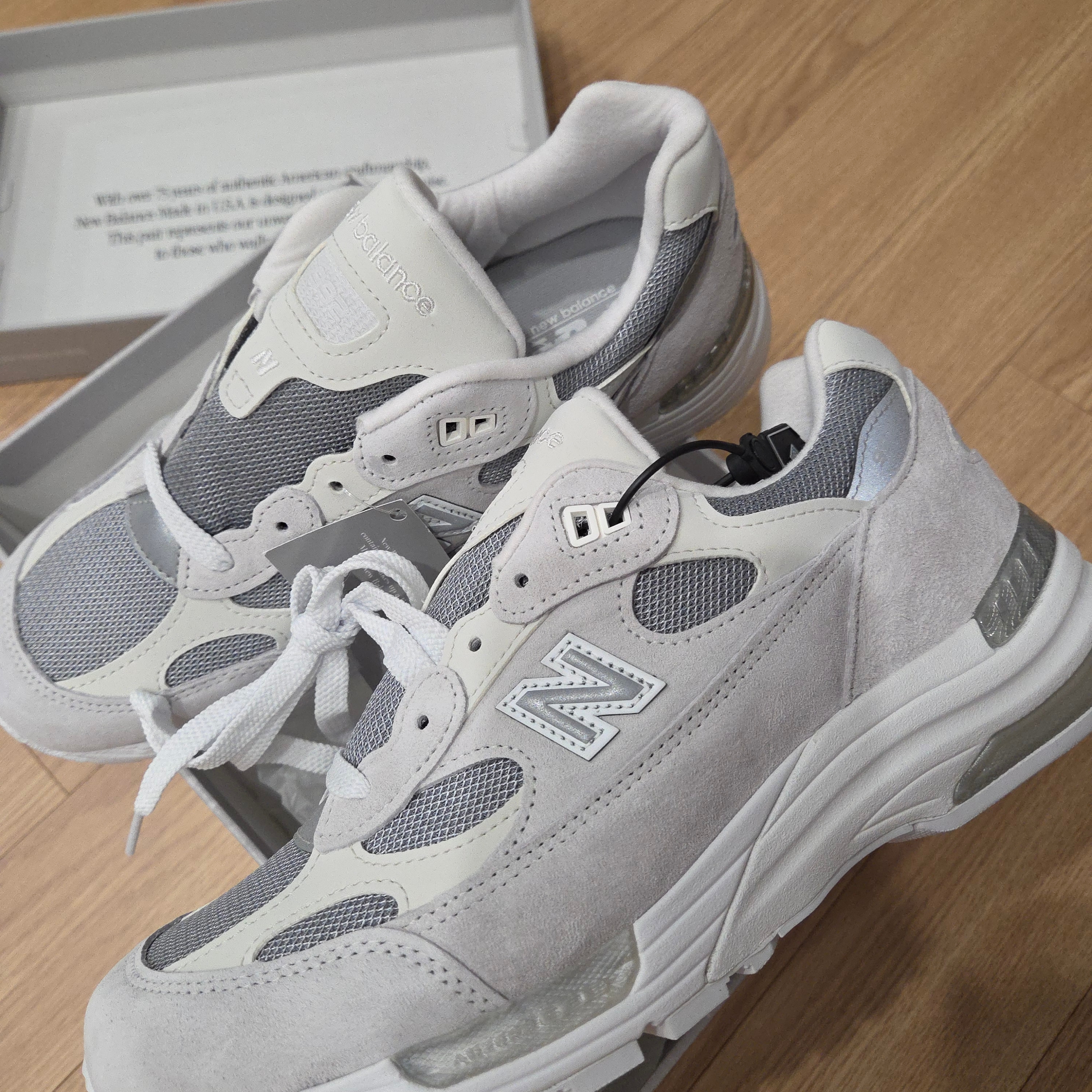 New Balance 992 Made in USA Core White Reflection 착용 스타일 - 2