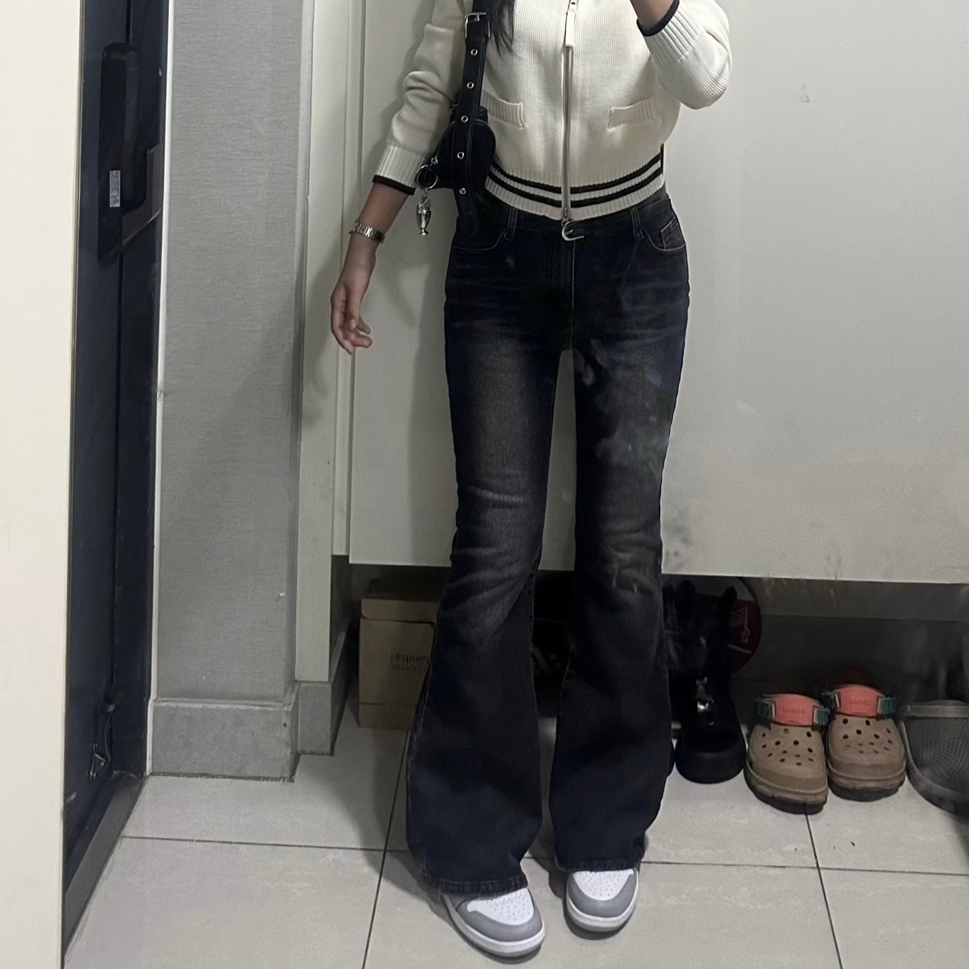 Matin Kim Spell Point Stripe Knit Cardigan Ivory, Matin Kim Madeleine Round Bag Black 착용 스타일