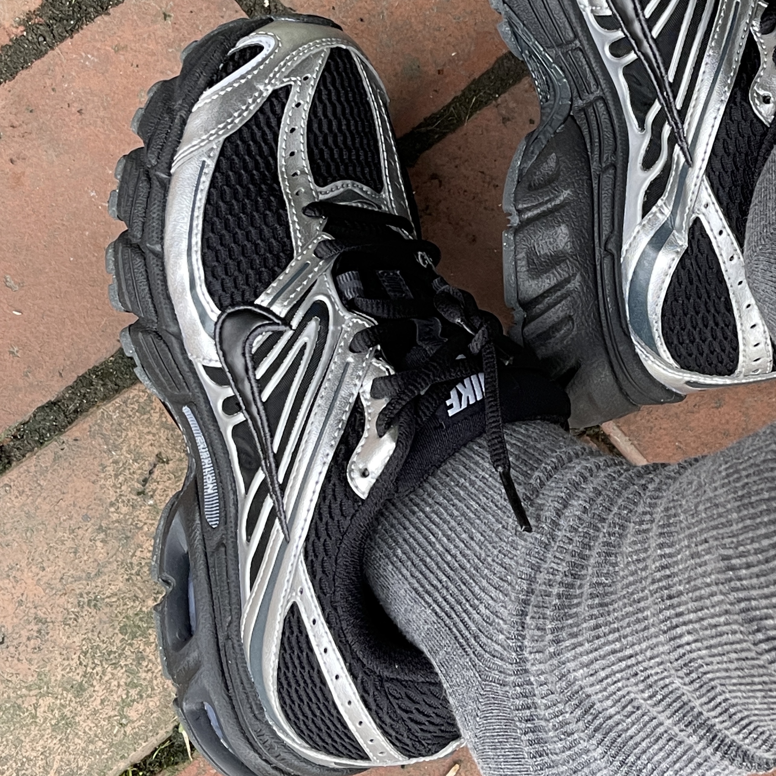 (W) Nike Air Max Moto 2K Black Metallic Silver 착용 스타일