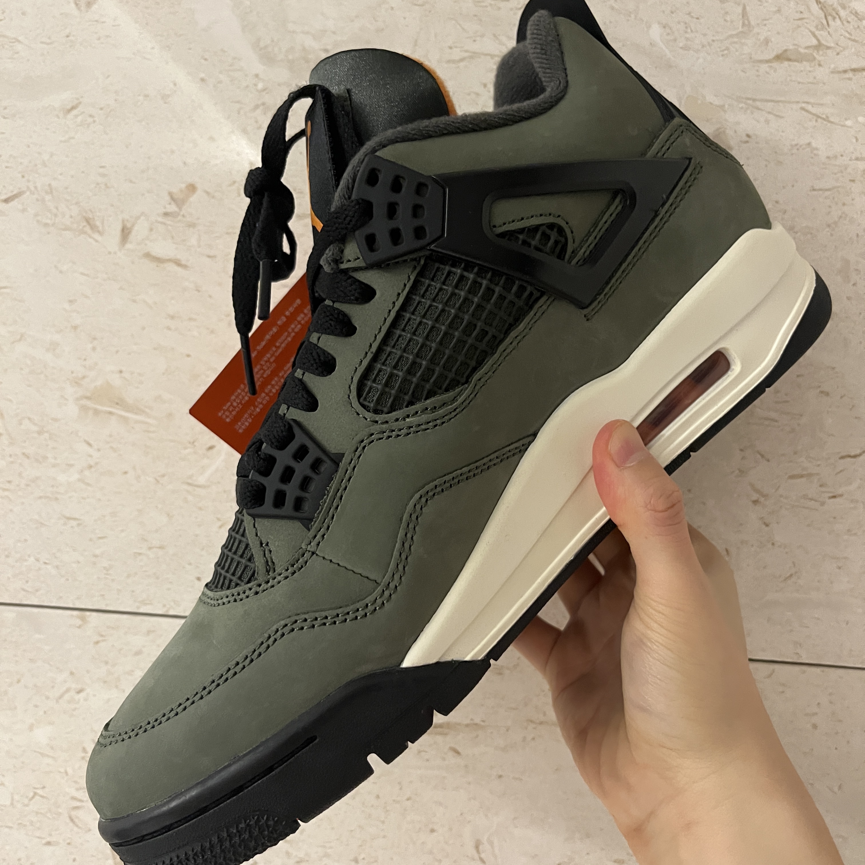 Jordan 4 x Undefeated Retro OG SP Deep Green and Clementine 착용 스타일 - 5