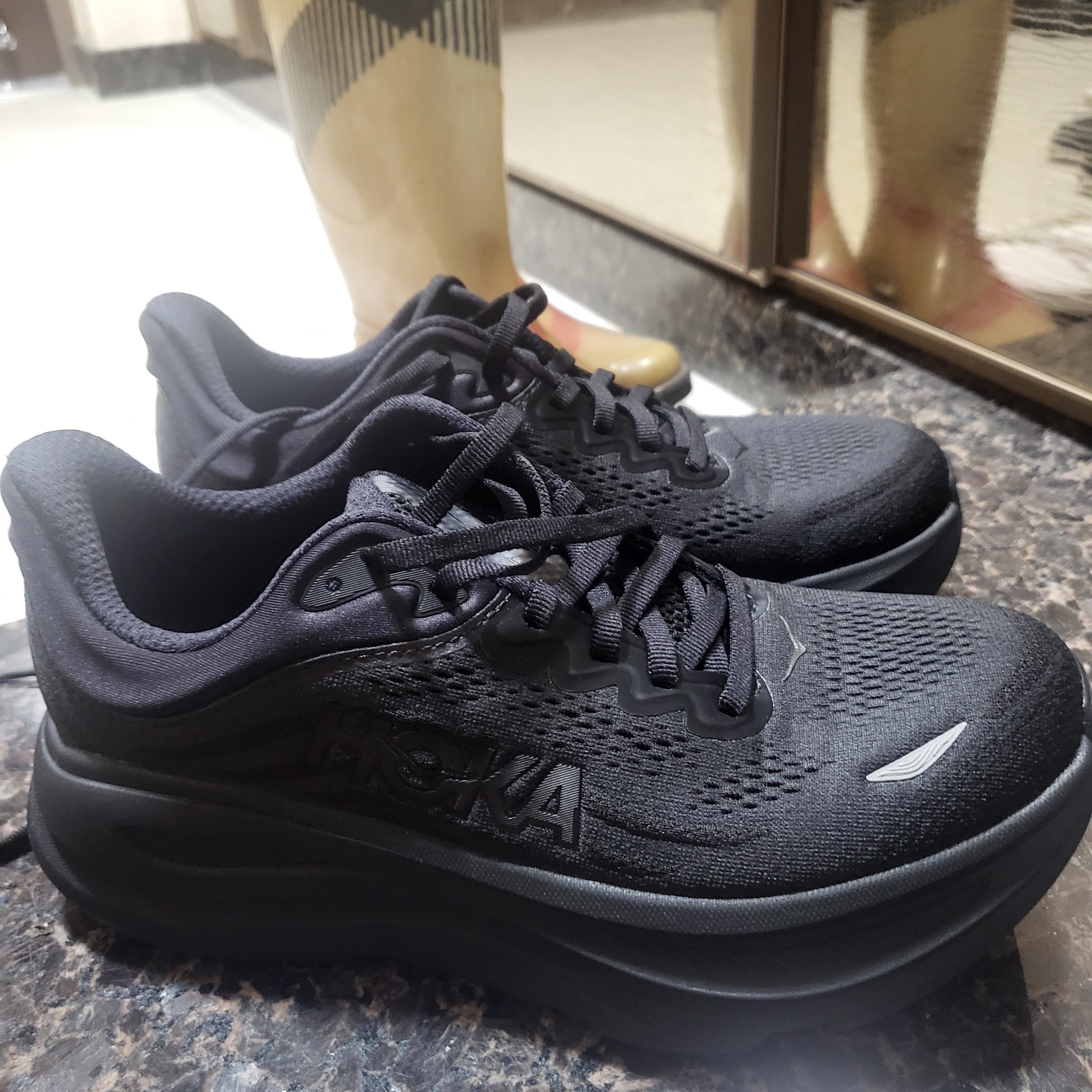 (W) Hoka Bondi 9 Black - Wide 착용 스타일 - 1